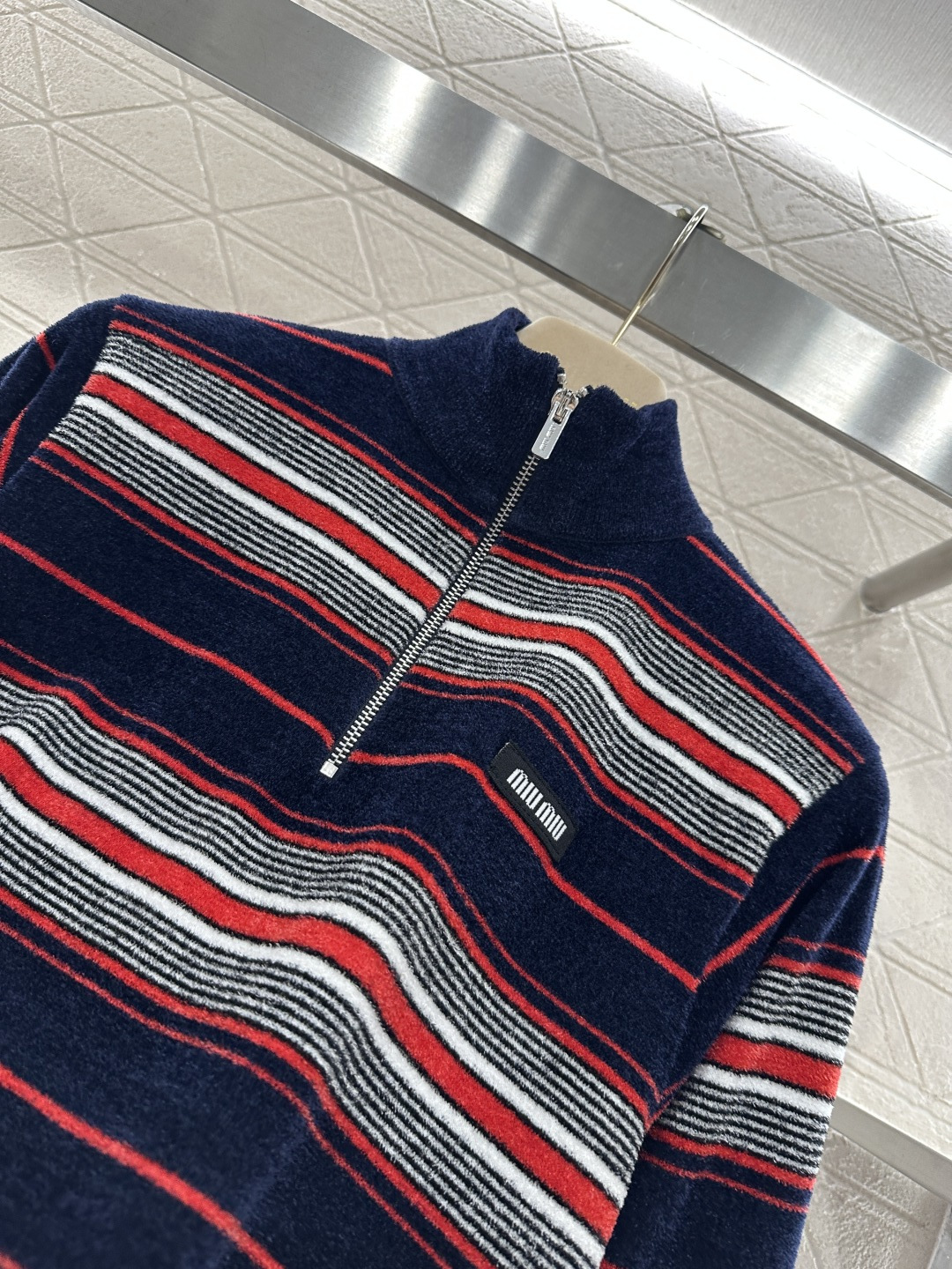 ♥Miumi*♥2026新品上架 针织条纹立领长袖定制YB进口纱线织造，软糯质地，舒适亲肤，立领拉链半开