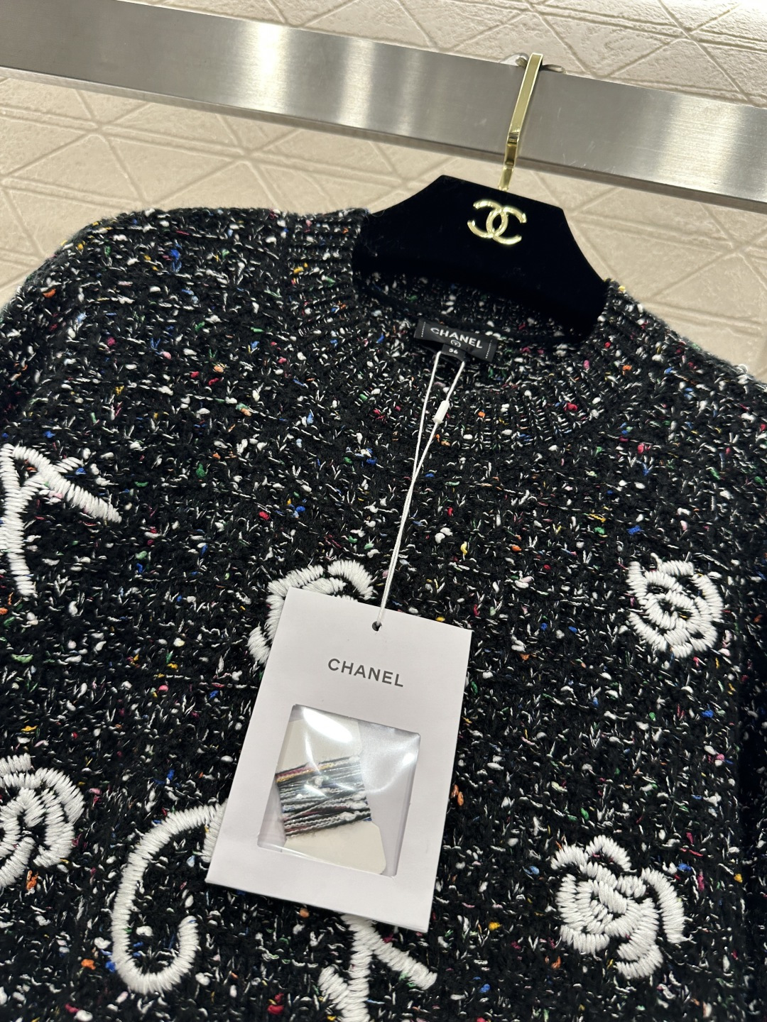 ♥Chane*♥2026新品上架 圆领刺绣徽标针织毛衣定制YB羊毛纱线织造，穿搭舒适，质感十足，圆领针织