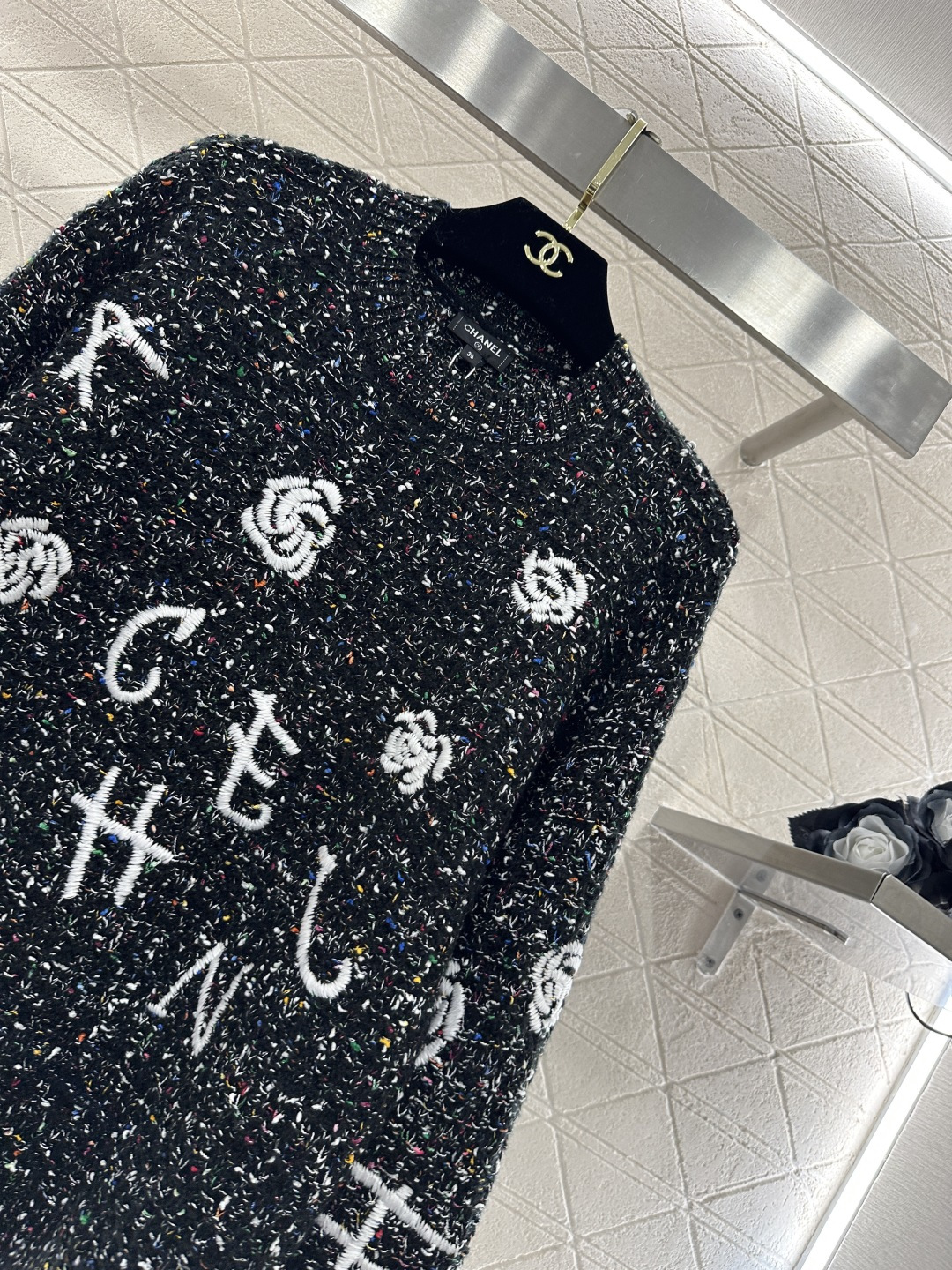 ♥Chane*♥2026新品上架 圆领刺绣徽标针织毛衣定制YB羊毛纱线织造，穿搭舒适，质感十足，圆领针织