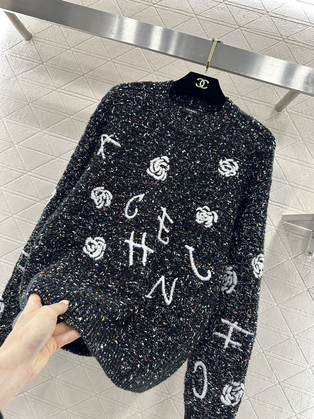 ♥Chane*♥2026新品上架 圆领刺绣徽标针织毛衣定制YB羊毛纱线织造，穿搭舒适，质感十足，圆领针织