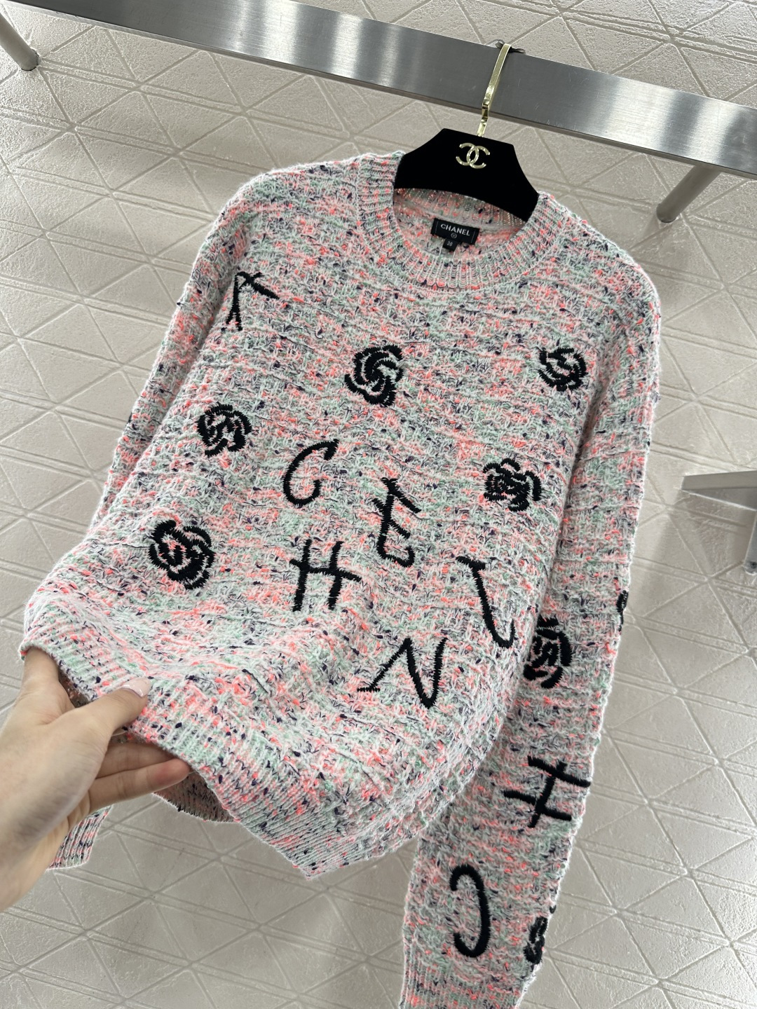 ♥Chane*♥2026新品上架 圆领刺绣徽标针织毛衣定制YB羊毛纱线织造，穿搭舒适，质感十足，圆领针织