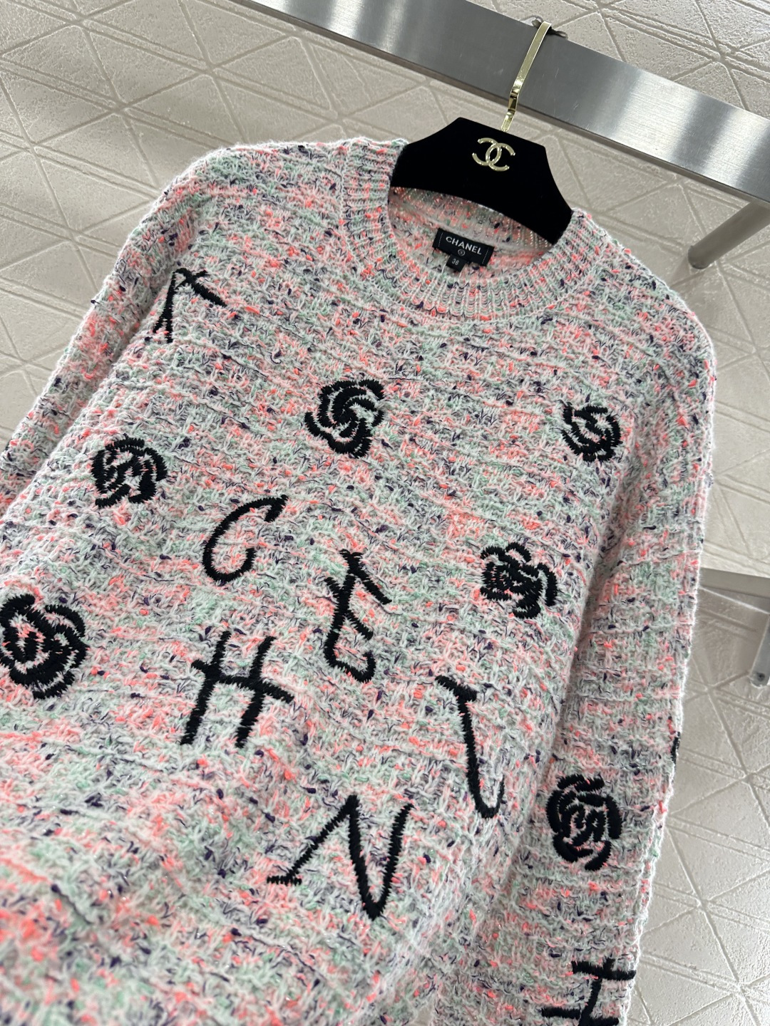♥Chane*♥2026新品上架 圆领刺绣徽标针织毛衣定制YB羊毛纱线织造，穿搭舒适，质感十足，圆领针织