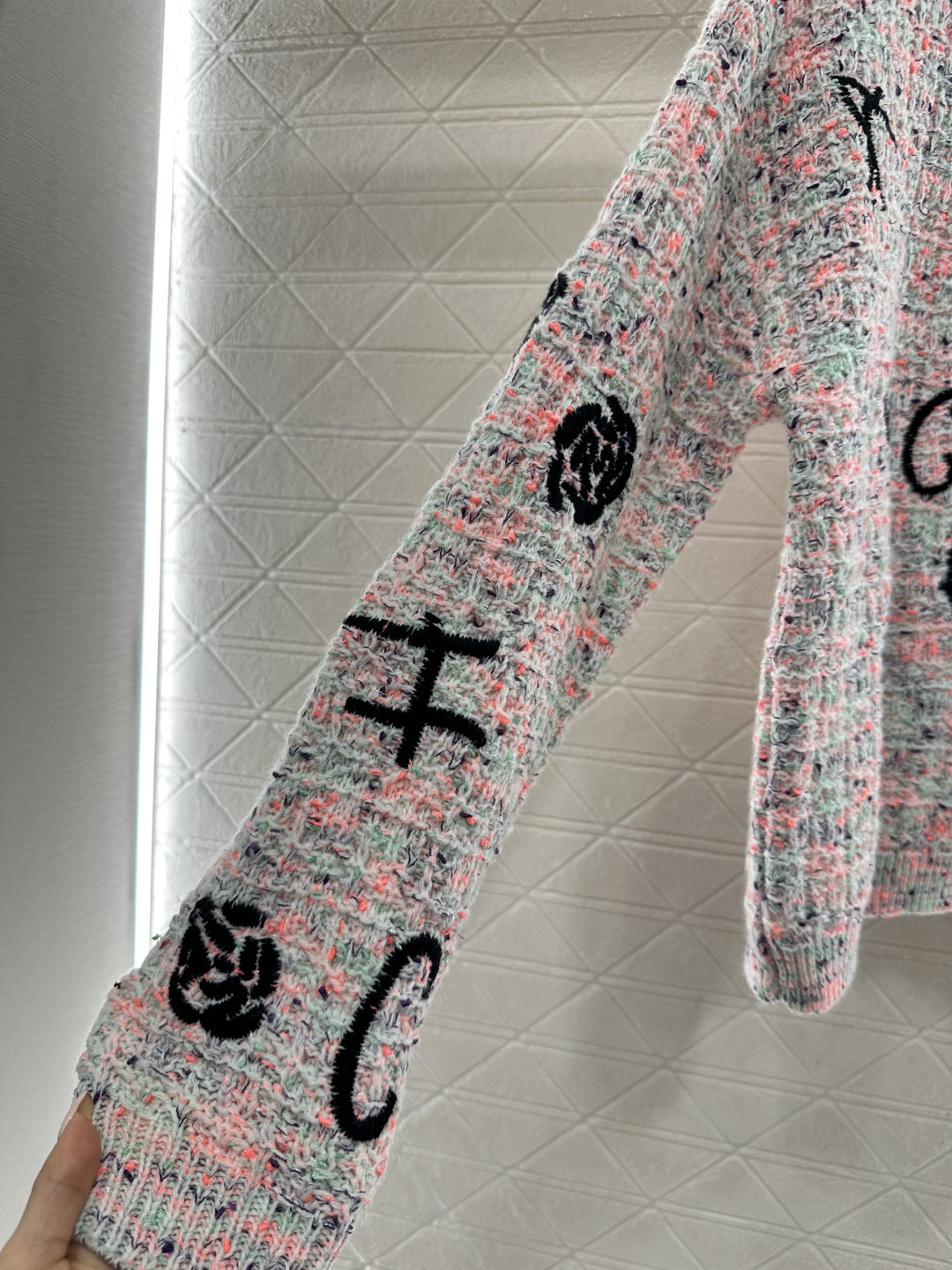 ♥Chane*♥2026新品上架 圆领刺绣徽标针织毛衣定制YB羊毛纱线织造，穿搭舒适，质感十足，圆领针织