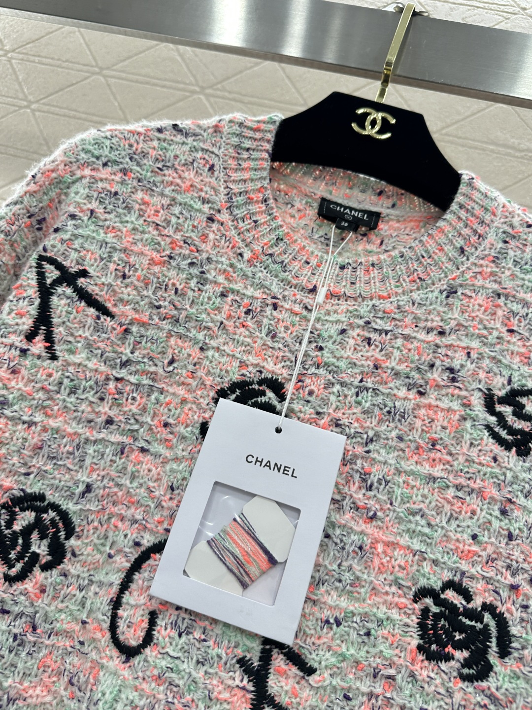 ♥Chane*♥2026新品上架 圆领刺绣徽标针织毛衣定制YB羊毛纱线织造，穿搭舒适，质感十足，圆领针织