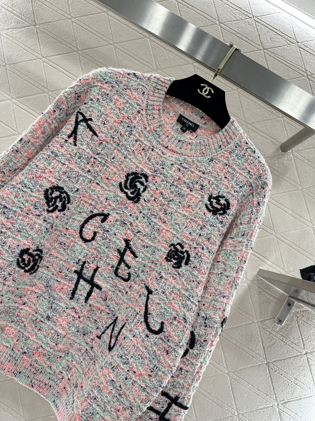 ♥Chane*♥2026新品上架 圆领刺绣徽标针织毛衣定制YB羊毛纱线织造，穿搭舒适，质感十足，圆领针织