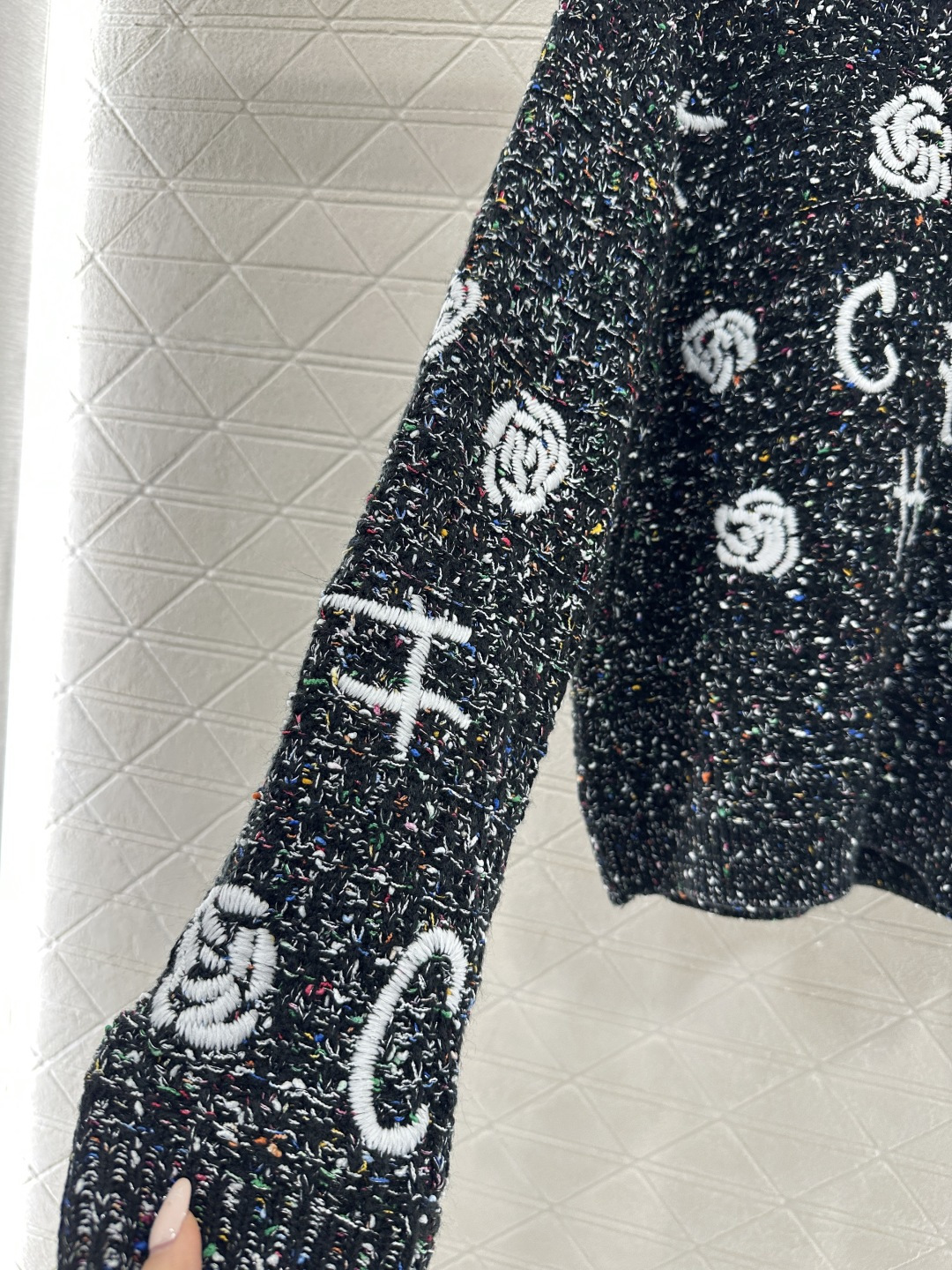 ♥Chane*♥2026新品上架 圆领刺绣徽标针织毛衣定制YB羊毛纱线织造，穿搭舒适，质感十足，圆领针织