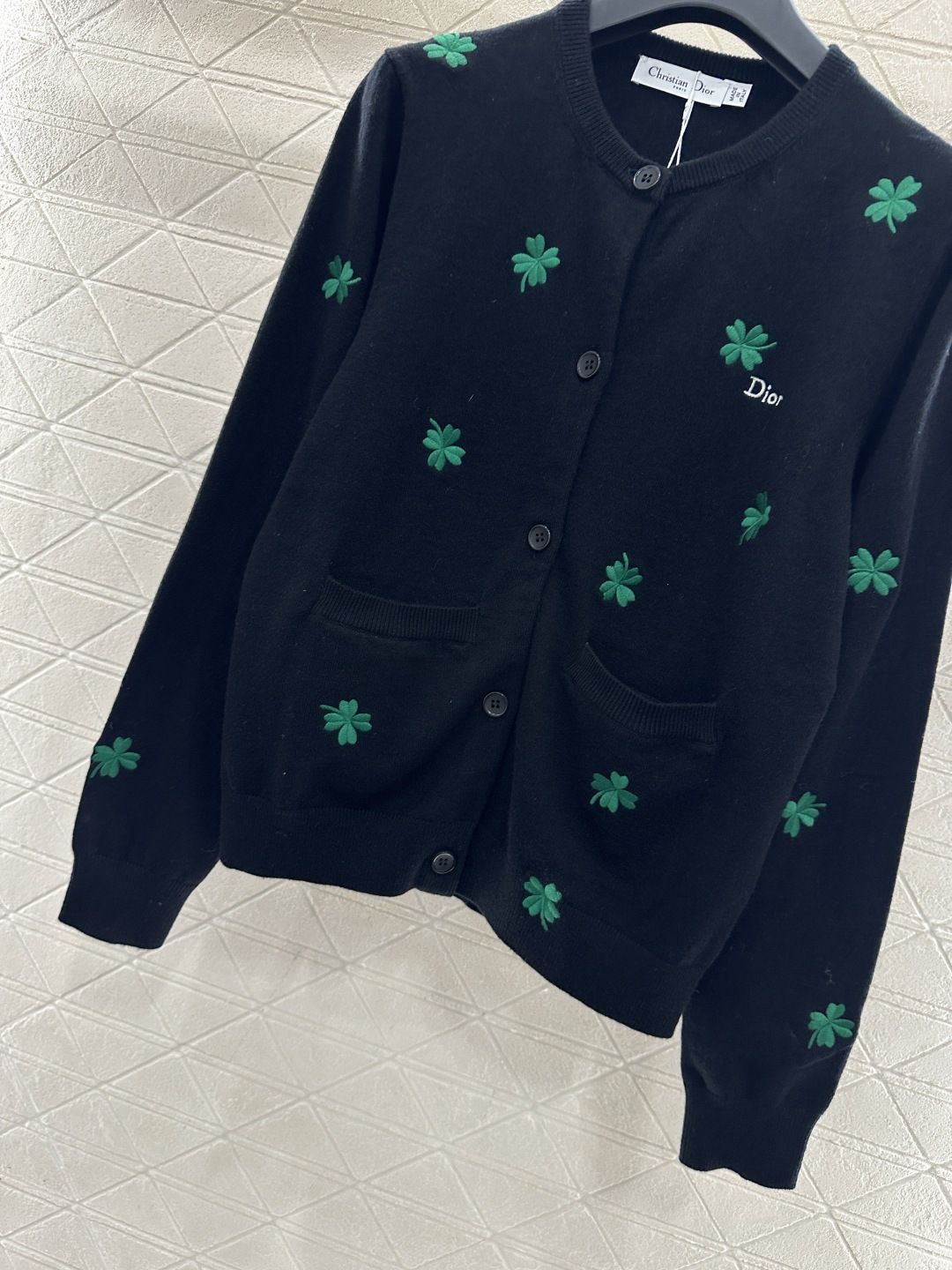 ♥Dio*♥2026新品上架 刺绣幸运草针织开衫定制YB羊毛纱线材质，超密度处理，质感软糯，弹力舒适，完