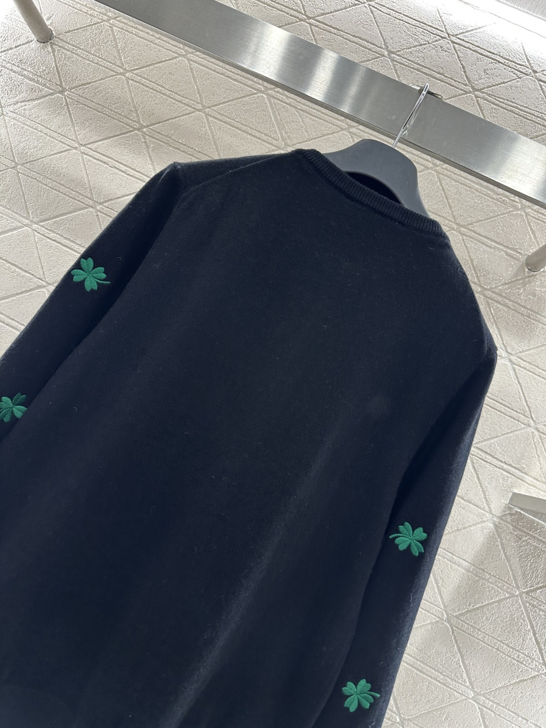 ♥Dio*♥2026新品上架 刺绣幸运草针织开衫定制YB羊毛纱线材质，超密度处理，质感软糯，弹力舒适，完