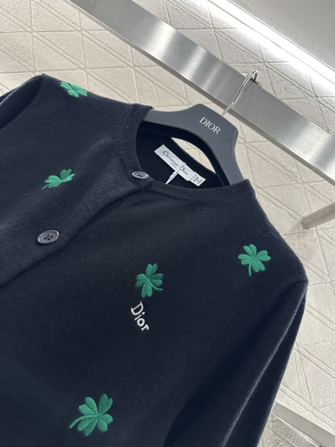 ♥Dio*♥2026新品上架 刺绣幸运草针织开衫定制YB羊毛纱线材质，超密度处理，质感软糯，弹力舒适，完