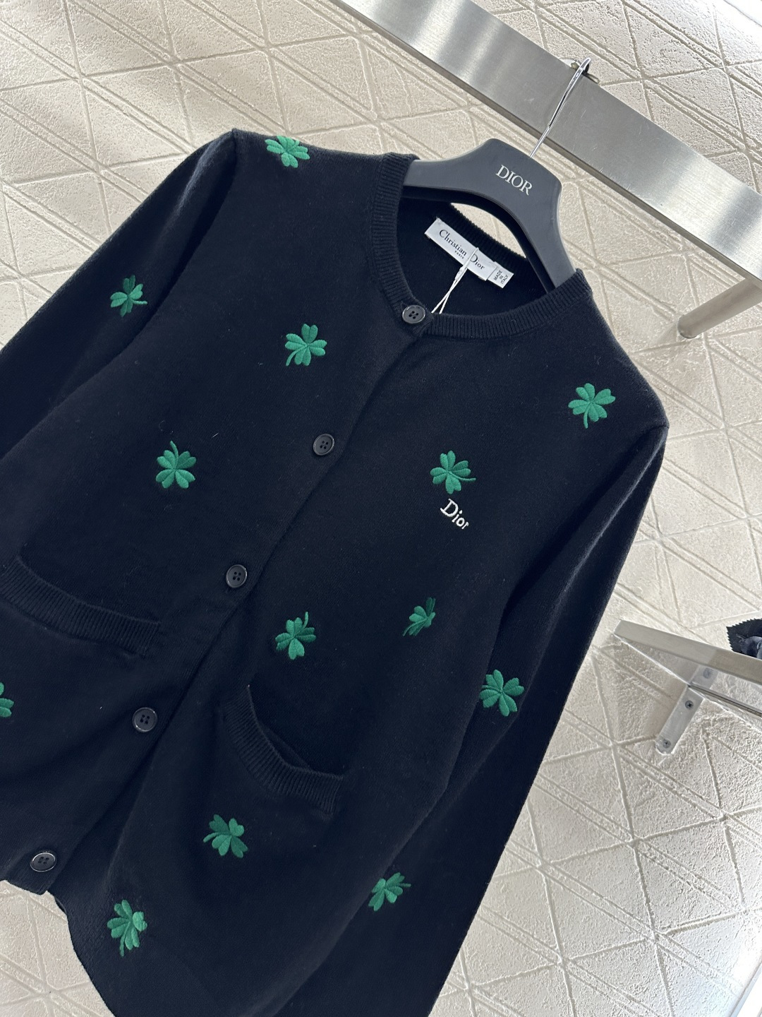 ♥Dio*♥2026新品上架 刺绣幸运草针织开衫定制YB羊毛纱线材质，超密度处理，质感软糯，弹力舒适，完