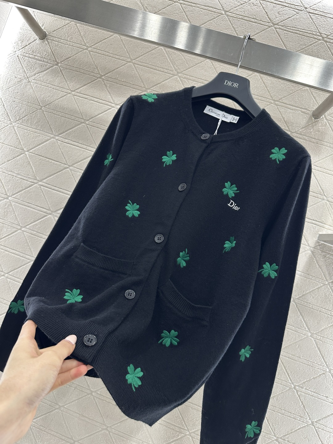 ♥Dio*♥2026新品上架 刺绣幸运草针织开衫定制YB羊毛纱线材质，超密度处理，质感软糯，弹力舒适，完