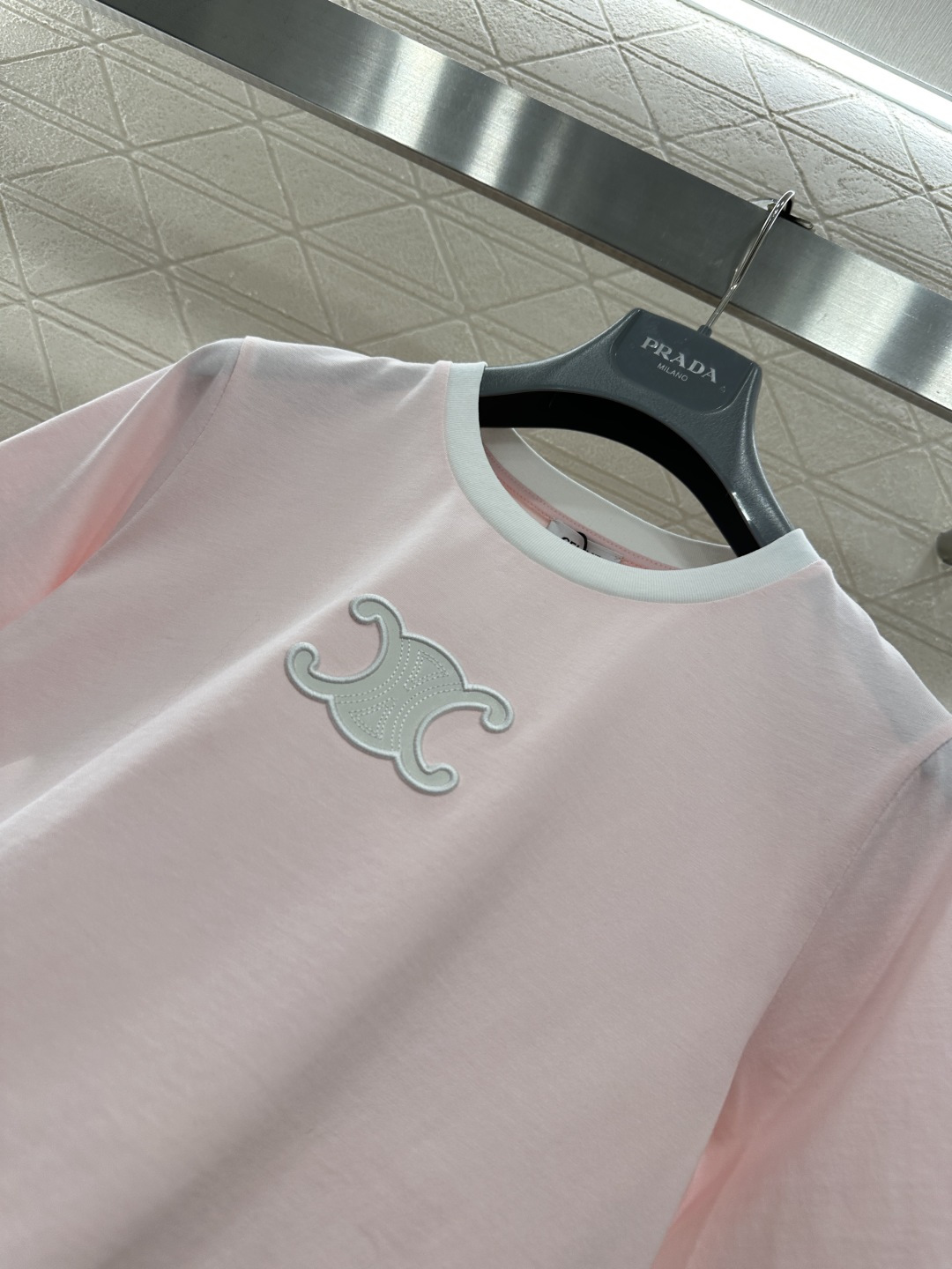 ♥Celin*♥2026新品上架 短款撞色圆领凯旋门𝑇𝑒𝑒定制YB丝光全棉材质，柔软亲肤，舒适有型，短款