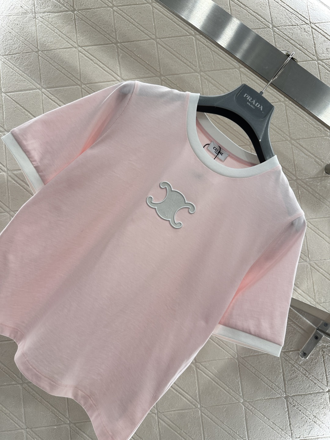 ♥Celin*♥2026新品上架 短款撞色圆领凯旋门𝑇𝑒𝑒定制YB丝光全棉材质，柔软亲肤，舒适有型，短款