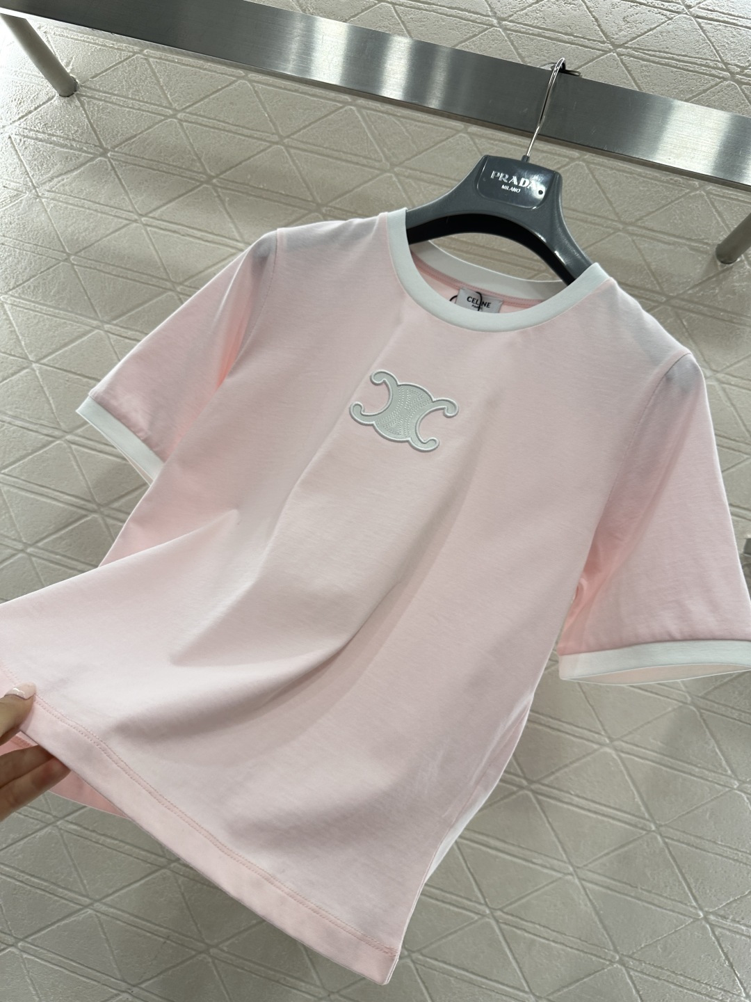 ♥Celin*♥2026新品上架 短款撞色圆领凯旋门𝑇𝑒𝑒定制YB丝光全棉材质，柔软亲肤，舒适有型，短款