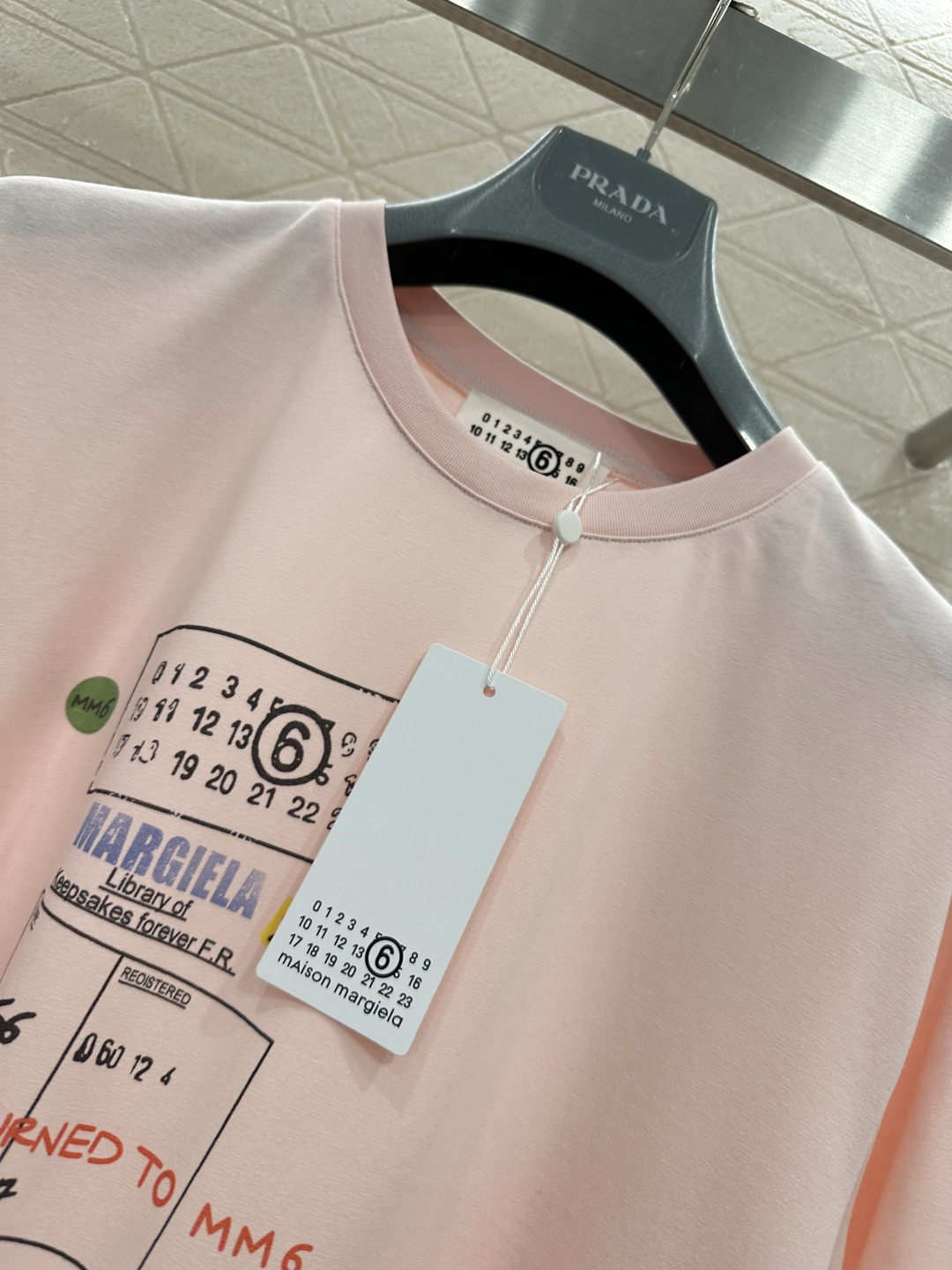 ♥MM6*♥2026新品上架 圆领印花徽标𝑇𝑒𝑒定制YB斜纹全棉材质，质感有型，穿搭舒适，宽松圆领𝑇恤剪