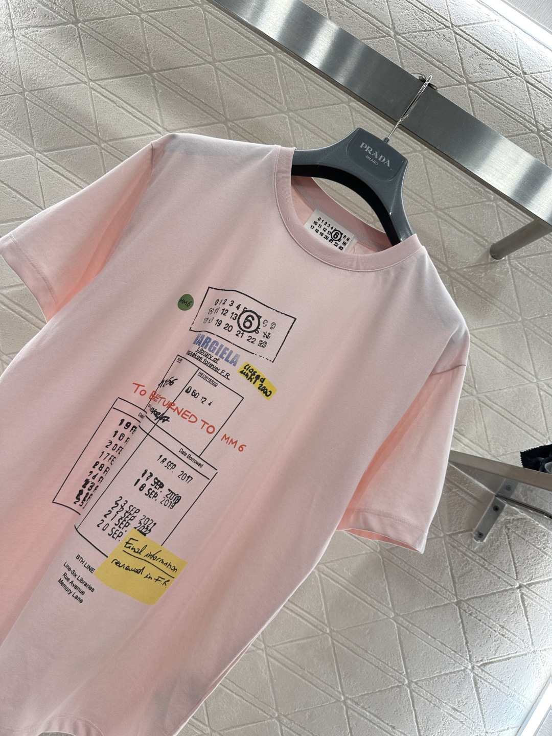 ♥MM6*♥2026新品上架 圆领印花徽标𝑇𝑒𝑒定制YB斜纹全棉材质，质感有型，穿搭舒适，宽松圆领𝑇恤剪