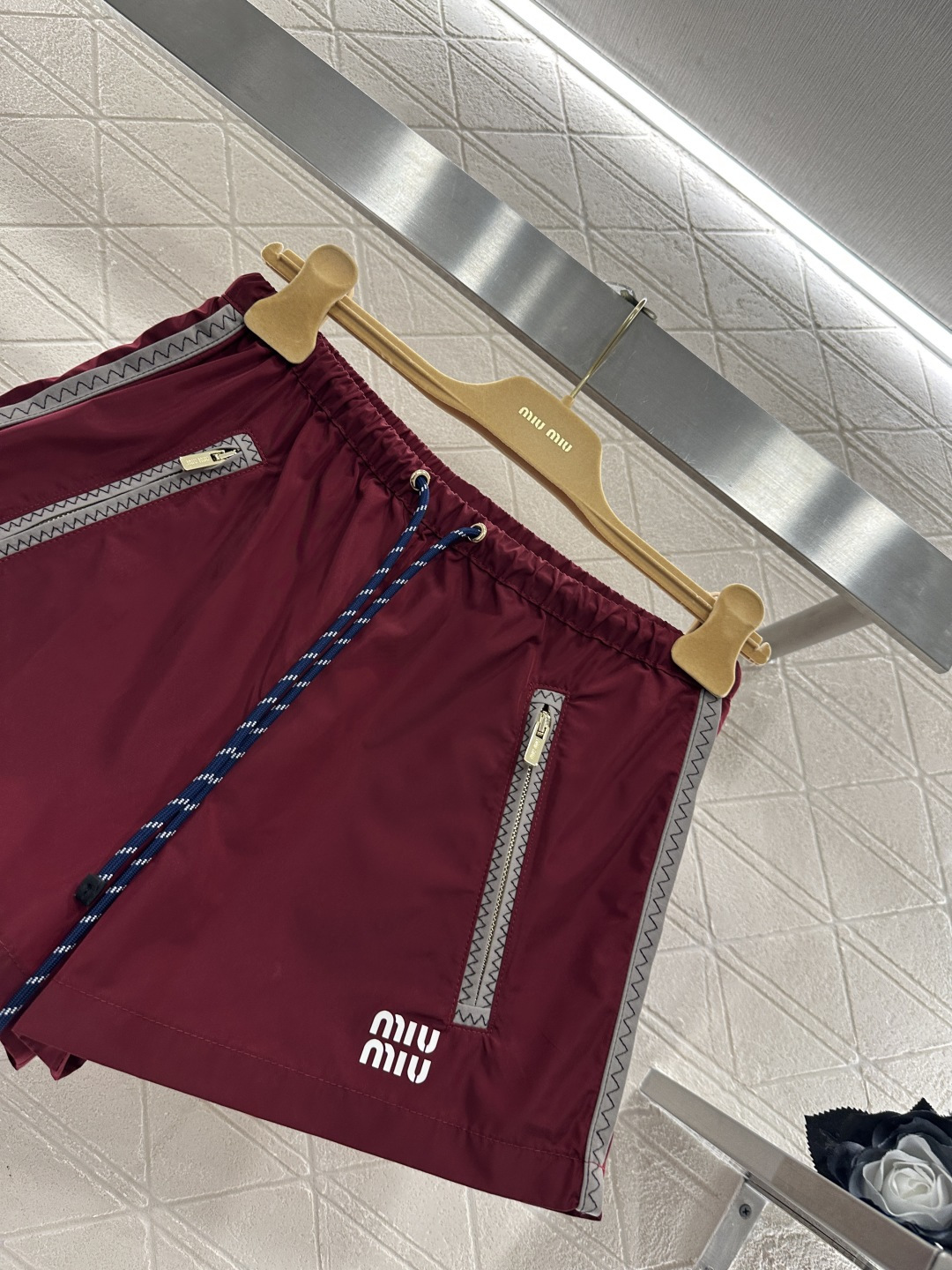 ♥Miumi*♥2026新品上架 连帽外套短裤套装定制YB环保再生尼龙材质，质感光泽，穿搭有型，连帽拉链