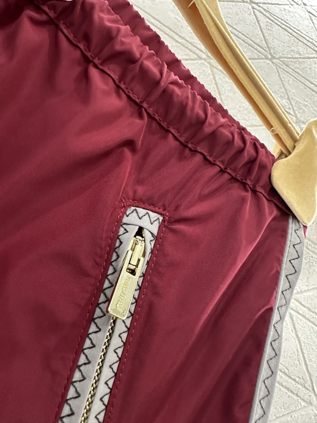 ♥Miumi*♥2026新品上架 连帽外套短裤套装定制YB环保再生尼龙材质，质感光泽，穿搭有型，连帽拉链