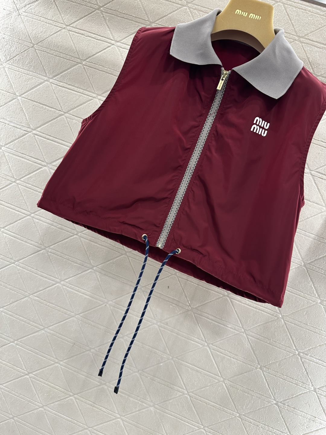 ♥Miumi*♥2026新品上架 翻领马甲半裙套装定制YB进口环保再生尼龙材质，质感光泽，穿搭有型，翻领