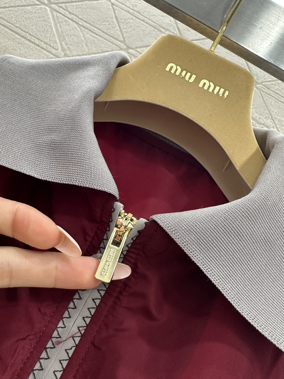 ♥Miumi*♥2026新品上架 翻领马甲半裙套装定制YB进口环保再生尼龙材质，质感光泽，穿搭有型，翻领