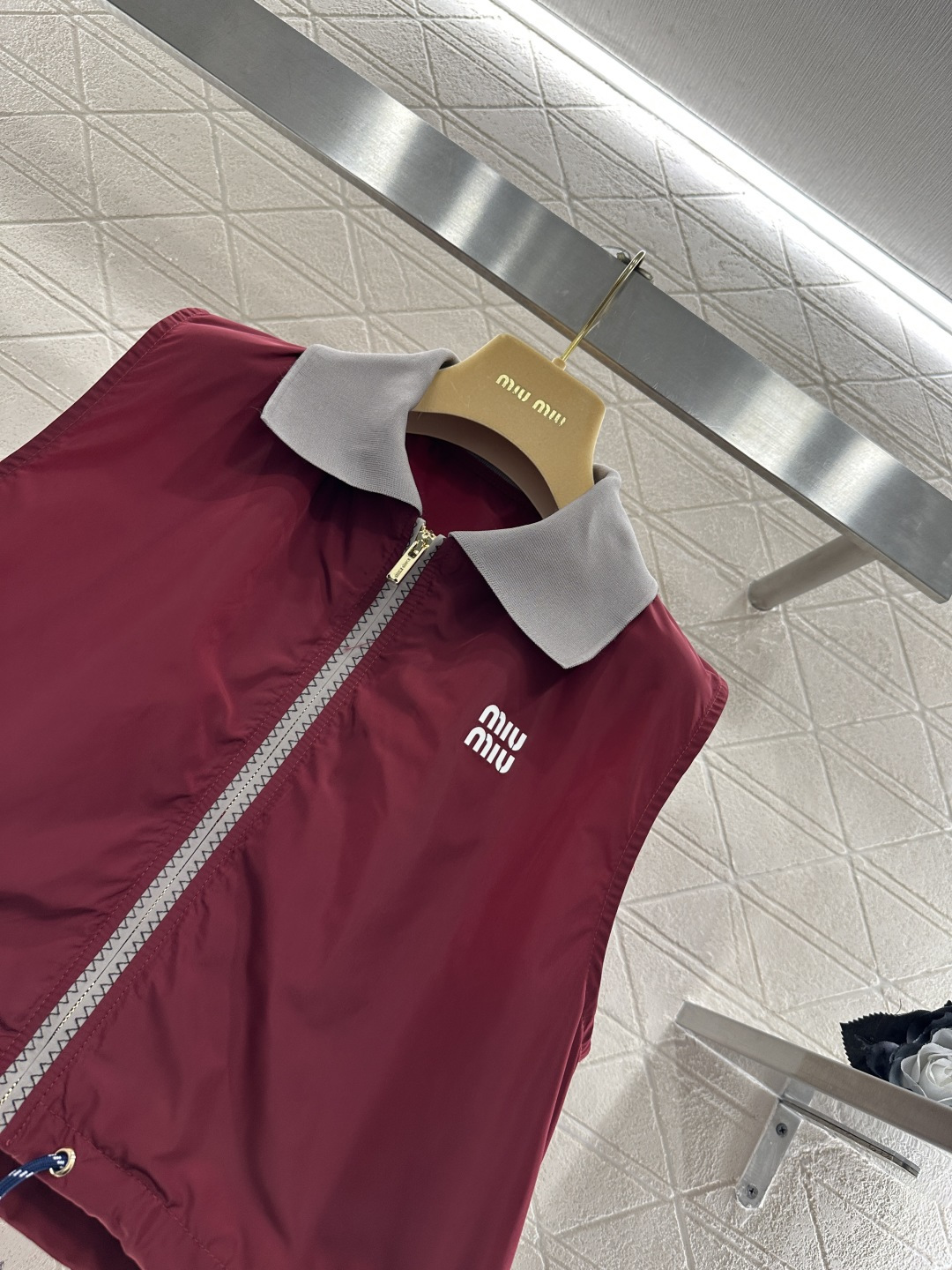 ♥Miumi*♥2026新品上架 翻领马甲半裙套装定制YB进口环保再生尼龙材质，质感光泽，穿搭有型，翻领