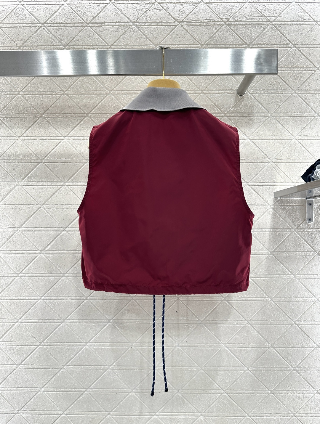 ♥Miumi*♥2026新品上架 翻领马甲半裙套装定制YB进口环保再生尼龙材质，质感光泽，穿搭有型，翻领