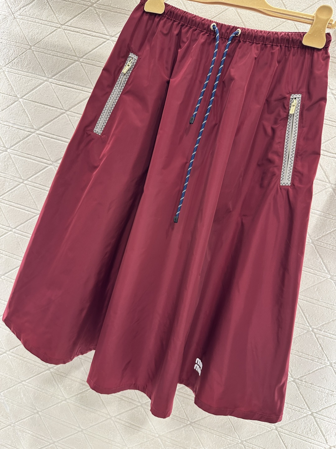 ♥Miumi*♥2026新品上架 翻领马甲半裙套装定制YB进口环保再生尼龙材质，质感光泽，穿搭有型，翻领