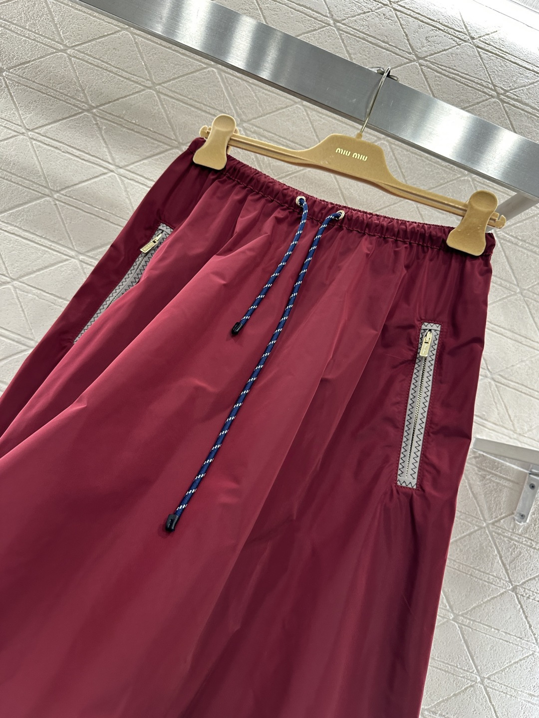 ♥Miumi*♥2026新品上架 翻领马甲半裙套装定制YB进口环保再生尼龙材质，质感光泽，穿搭有型，翻领