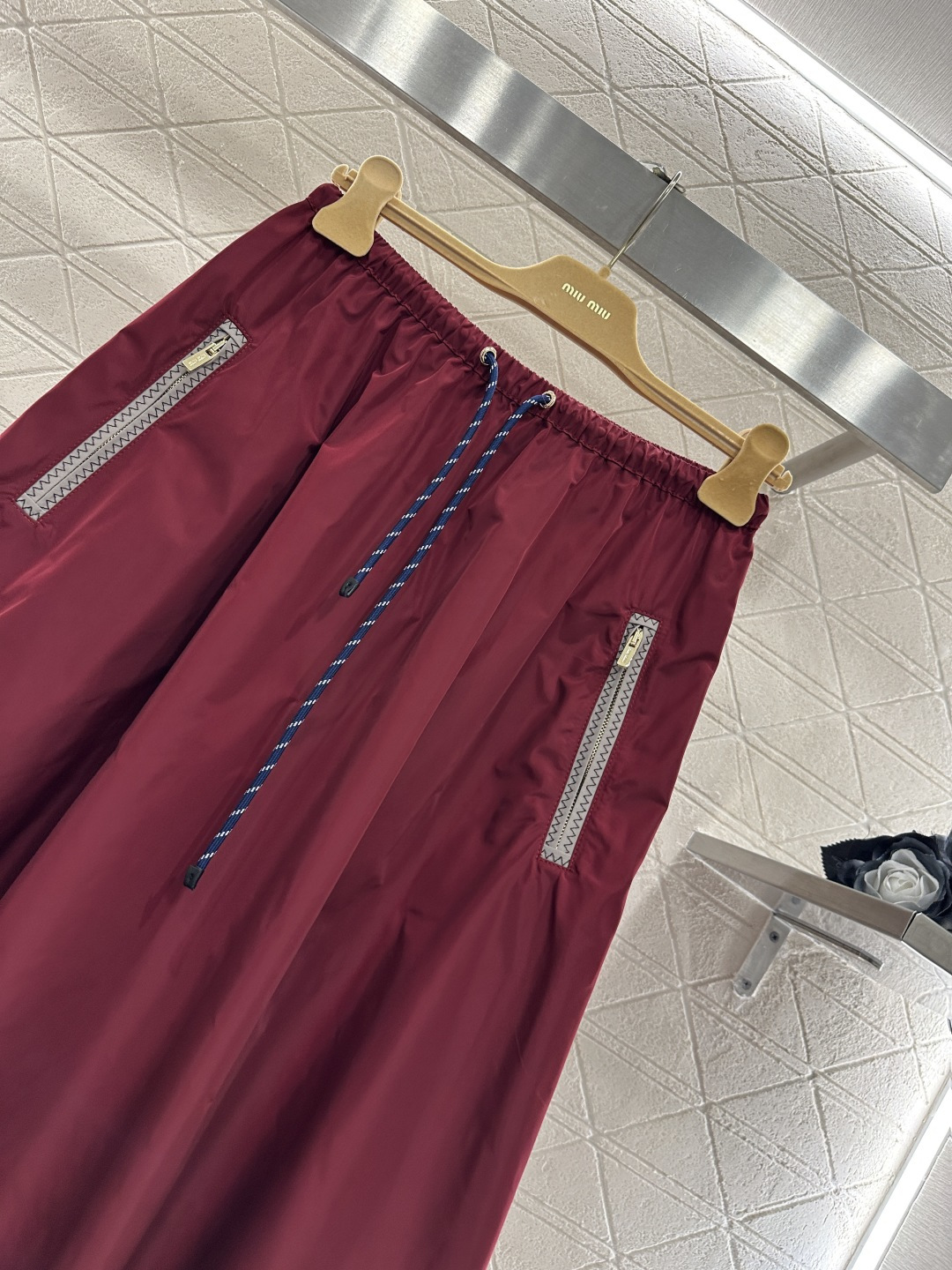 ♥Miumi*♥2026新品上架 翻领马甲半裙套装定制YB进口环保再生尼龙材质，质感光泽，穿搭有型，翻领