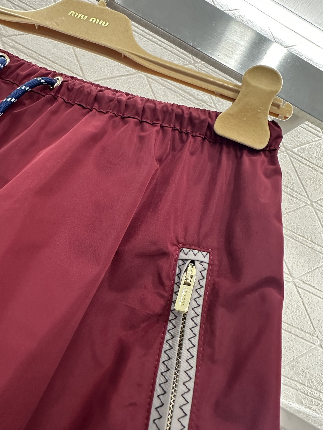 ♥Miumi*♥2026新品上架 翻领马甲半裙套装定制YB进口环保再生尼龙材质，质感光泽，穿搭有型，翻领