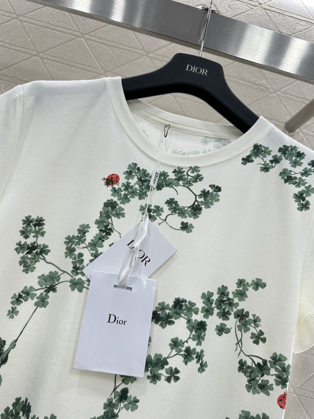 ♥Dio*♥2026新品上架 墨染四叶草徽标𝑇𝑒𝑒定制YB原生全棉材质，质感高级，舒适柔软，常规𝑇恤剪裁