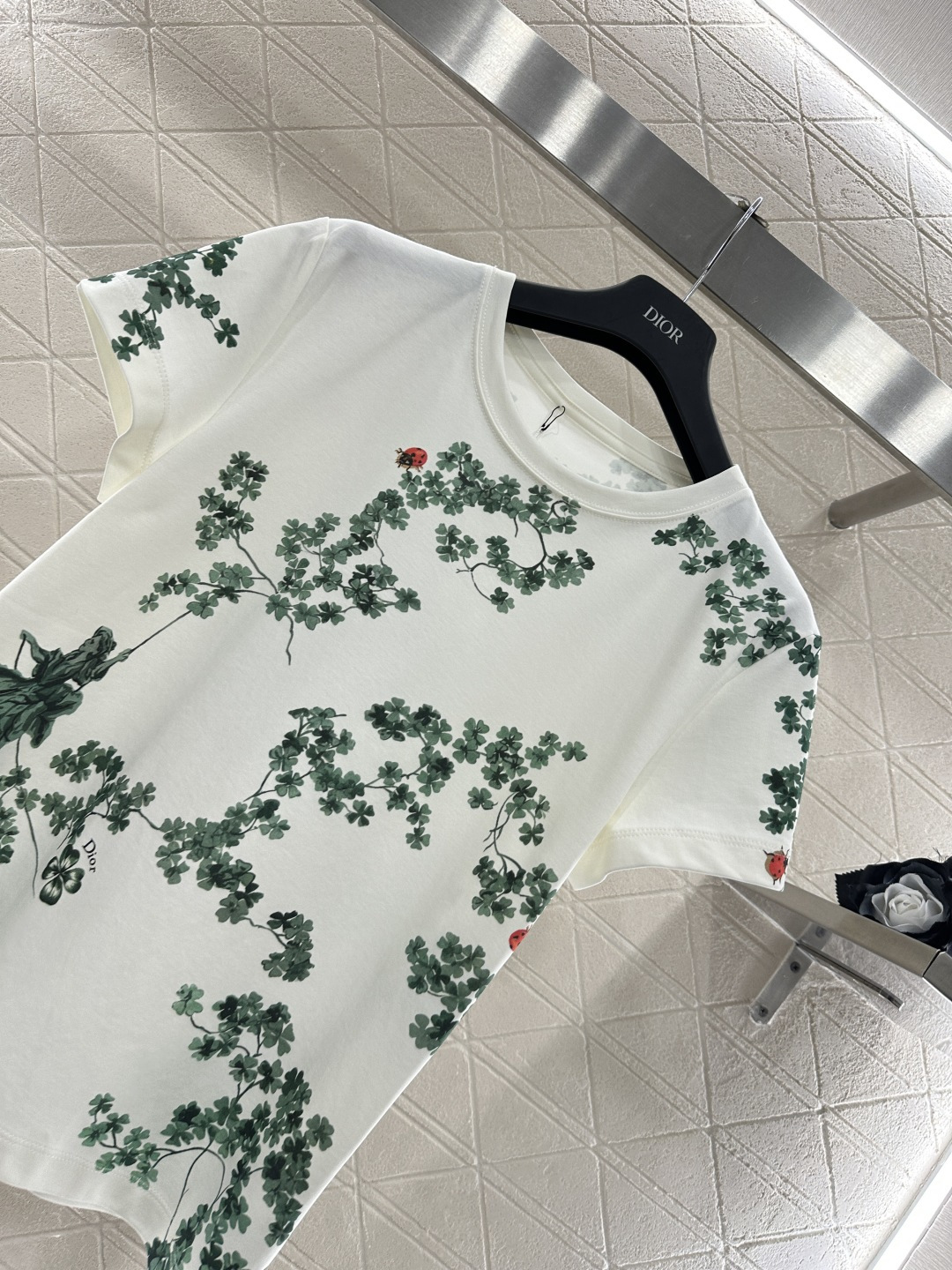 ♥Dio*♥2026新品上架 墨染四叶草徽标𝑇𝑒𝑒定制YB原生全棉材质，质感高级，舒适柔软，常规𝑇恤剪裁