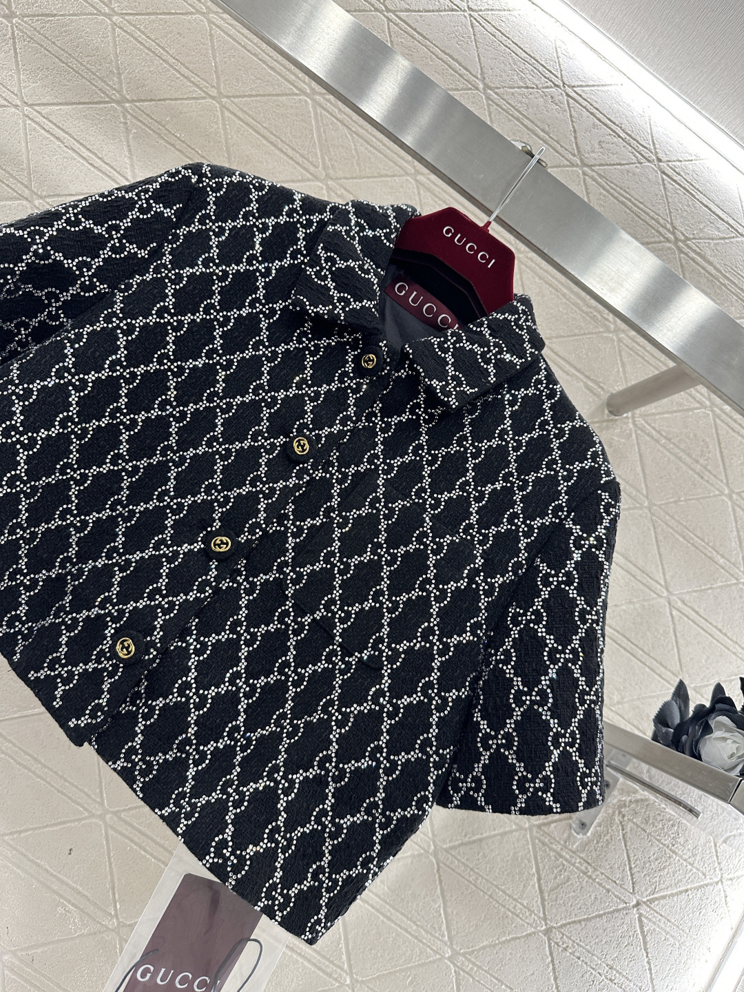♥Gucc*♥2026新品上架 翻领烫钻短款外套半裙套装定制YB进口材质，通体烫钻立体菱格分布，满铺双G