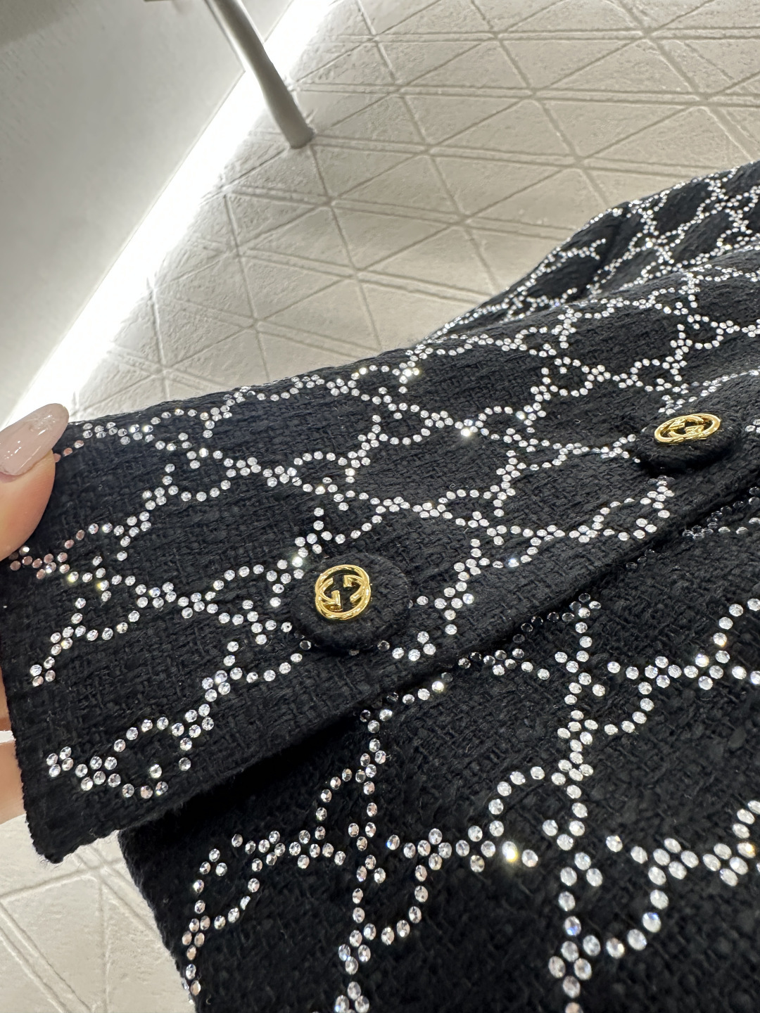 ♥Gucc*♥2026新品上架 翻领烫钻短款外套半裙套装定制YB进口材质，通体烫钻立体菱格分布，满铺双G