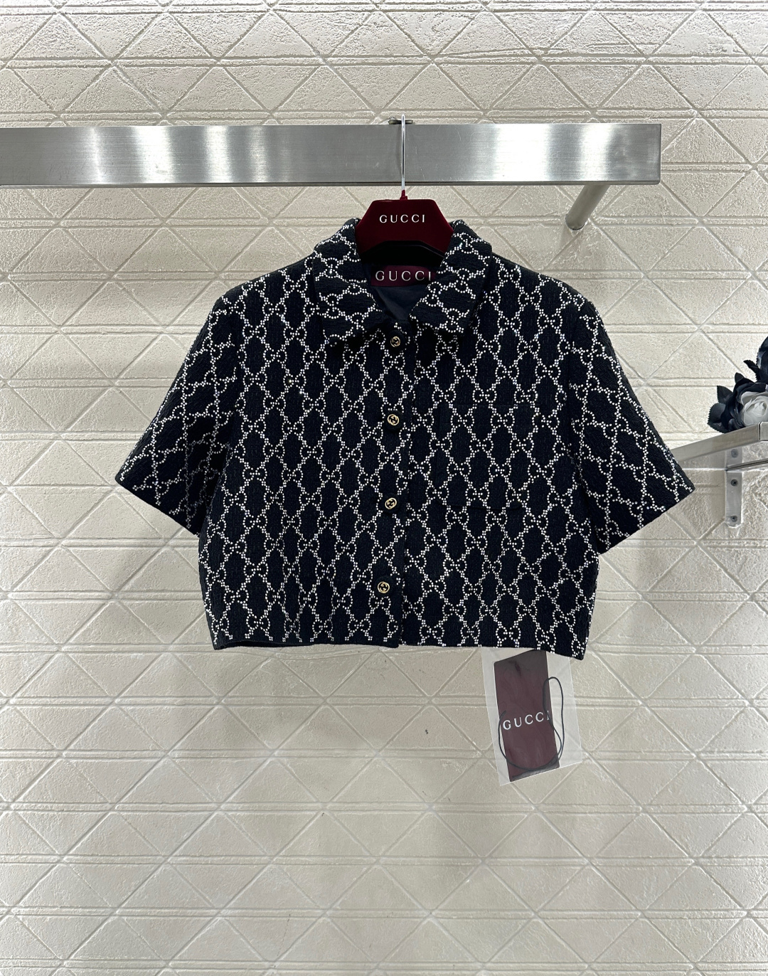 ♥Gucc*♥2026新品上架 翻领烫钻短款外套半裙套装定制YB进口材质，通体烫钻立体菱格分布，满铺双G