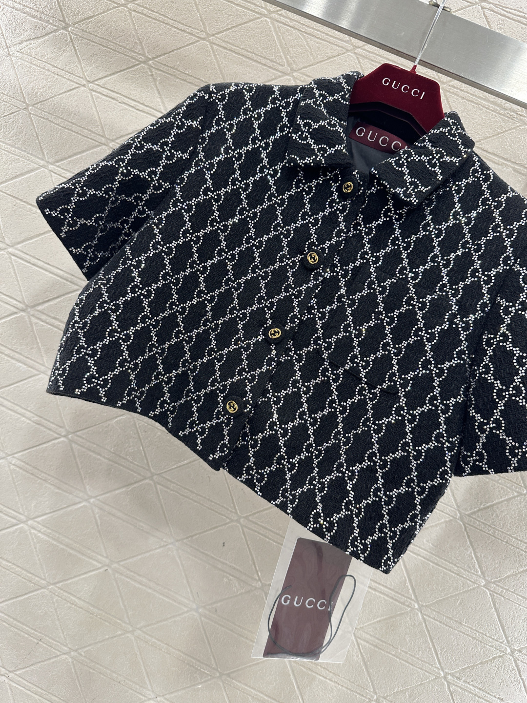 ♥Gucc*♥2026新品上架 翻领烫钻短款外套半裙套装定制YB进口材质，通体烫钻立体菱格分布，满铺双G