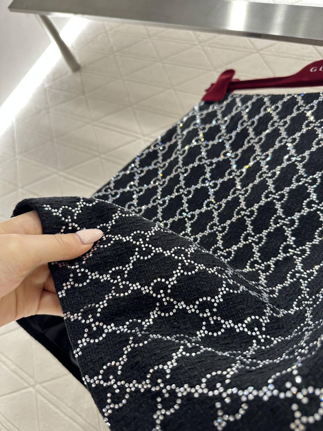 ♥Gucc*♥2026新品上架 翻领烫钻短款外套半裙套装定制YB进口材质，通体烫钻立体菱格分布，满铺双G