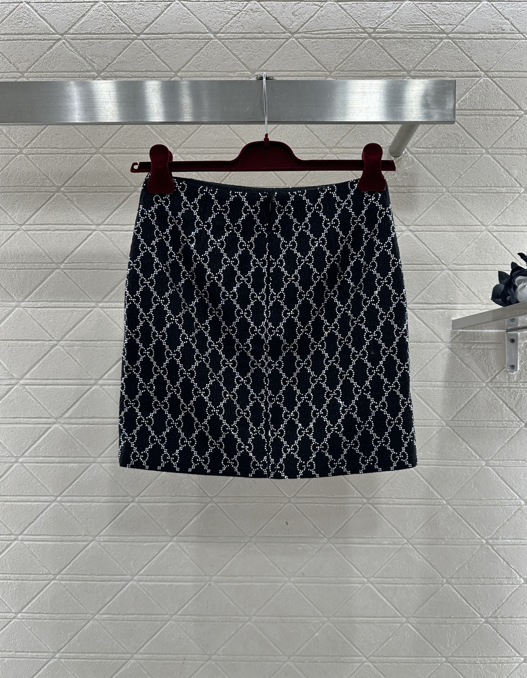 ♥Gucc*♥2026新品上架 翻领烫钻短款外套半裙套装定制YB进口材质，通体烫钻立体菱格分布，满铺双G