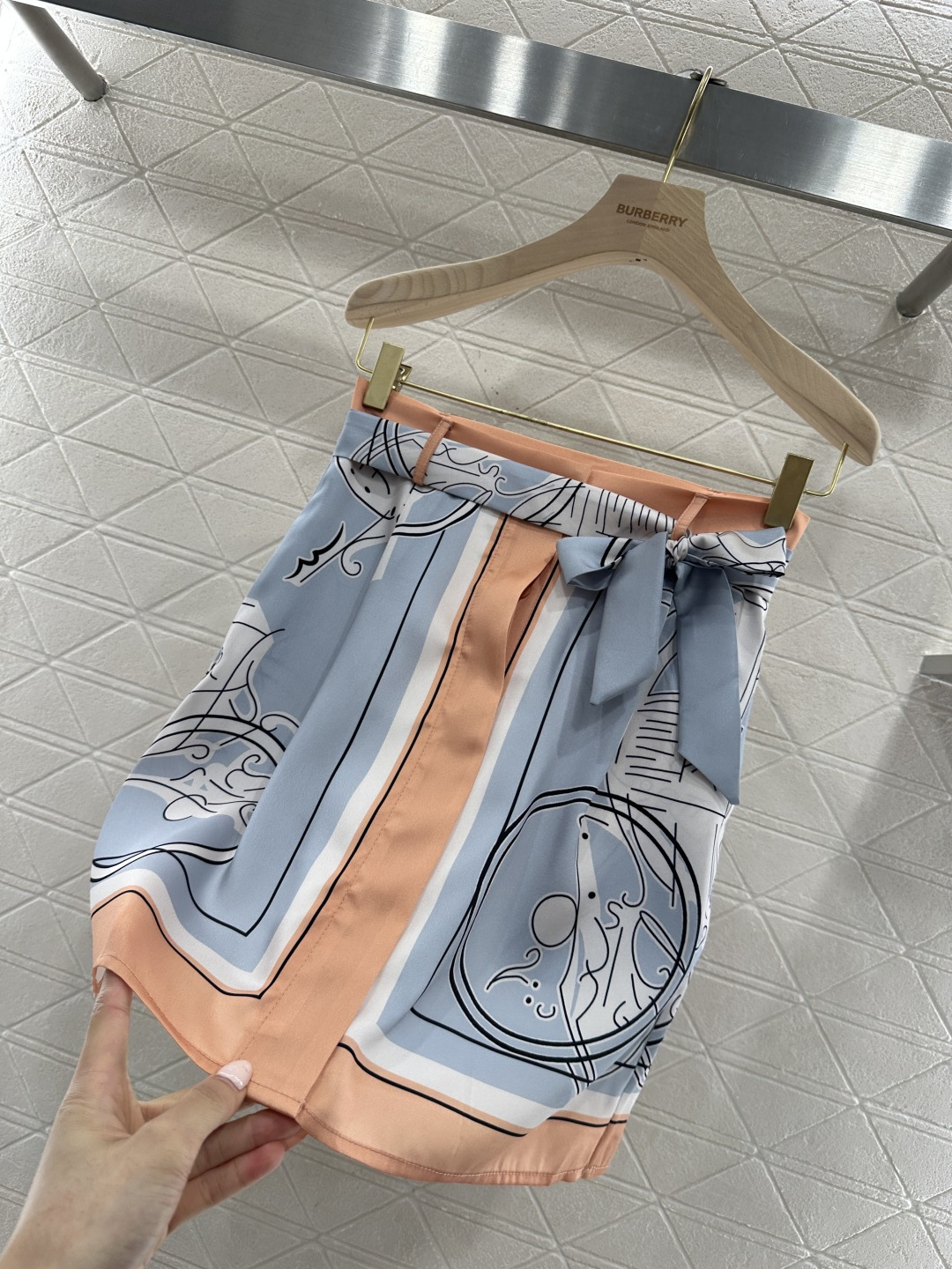 ♥Herme*♥2026新品上架 真丝印花长袖衬衫短裙套装定制YB进口百分百桑蚕丝材质，质感舒适，垂顺透