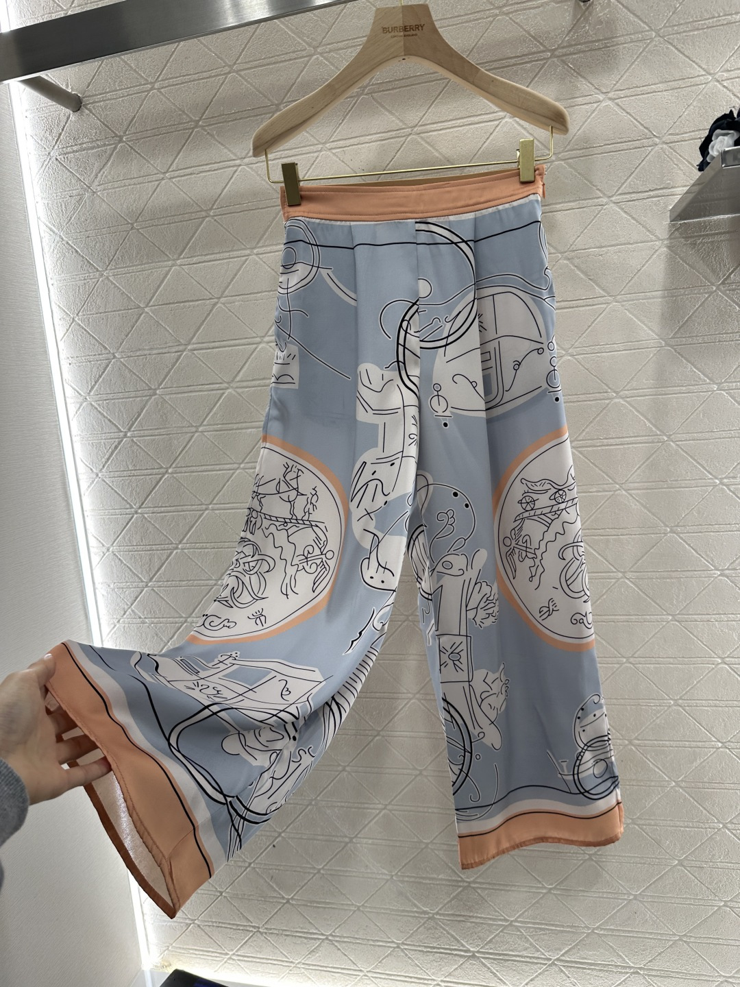 ♥Herme*♥2026新品上架 真丝印花九分裤定制YB进口百分百桑蚕丝材质，质感舒适，垂顺透气，印花阔