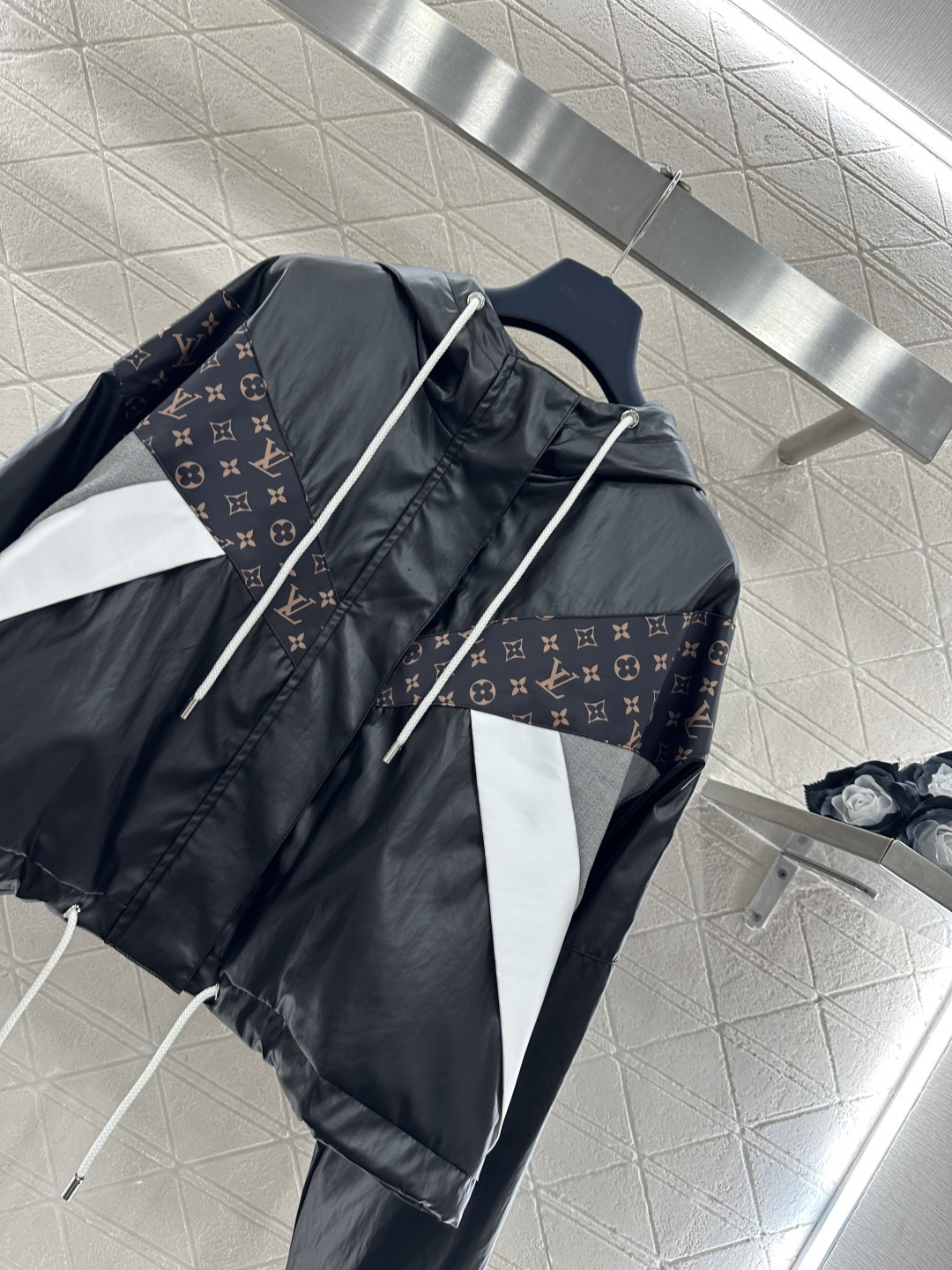 ♥Louis vuitto*♥2026新品上架 连帽拼色拉链外套定制YB进口材质，质感光泽，垂顺有型，连