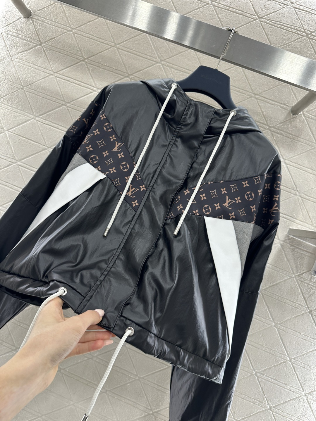 ♥Louis vuitto*♥2026新品上架 连帽拼色拉链外套定制YB进口材质，质感光泽，垂顺有型，连