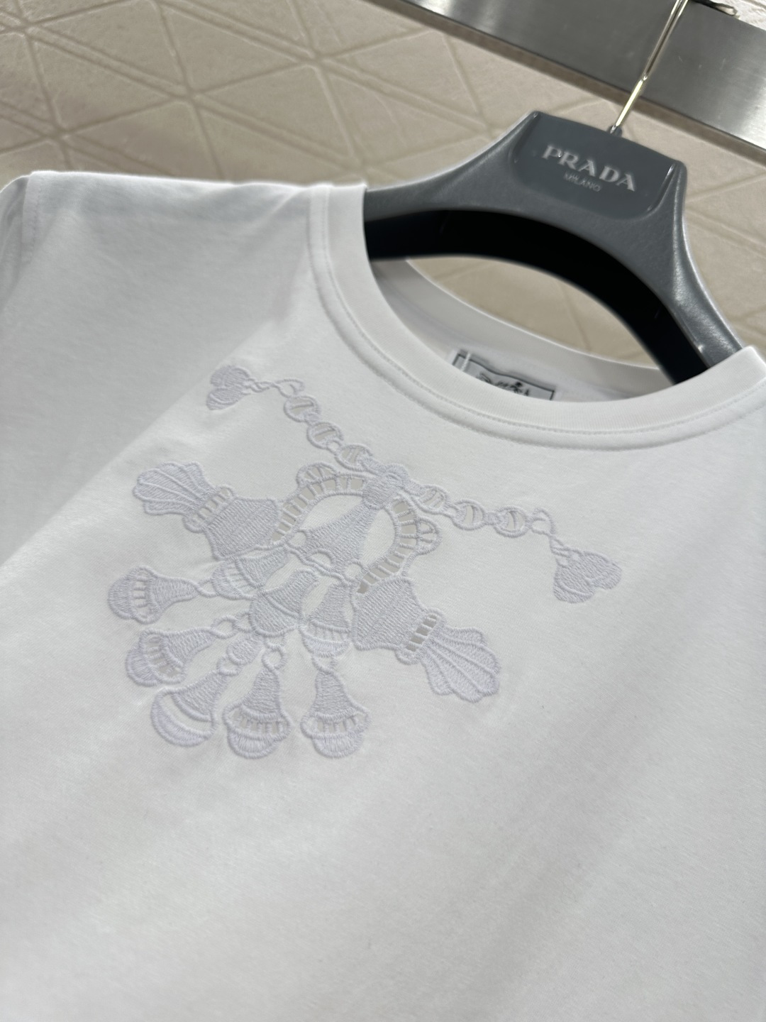 ♥Herme*♥2026新品上架 镂空刺绣徽标𝑇𝑒𝑒定制YB原生全棉材质，透气舒适，质感十足，小款T恤裁