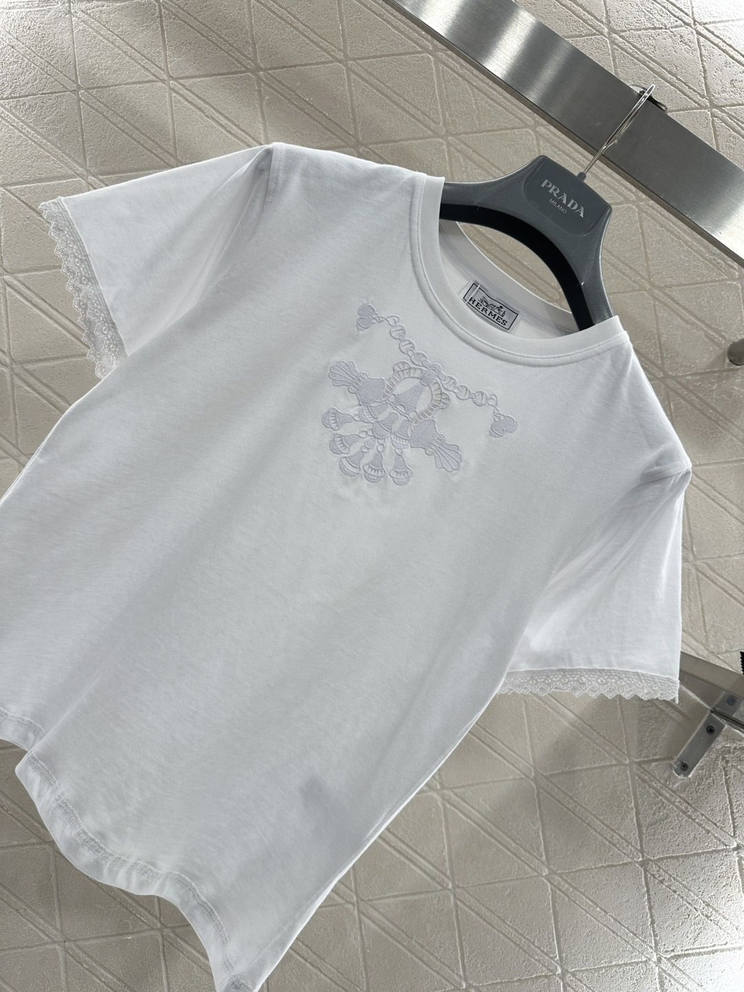 ♥Herme*♥2026新品上架 镂空刺绣徽标𝑇𝑒𝑒定制YB原生全棉材质，透气舒适，质感十足，小款T恤裁