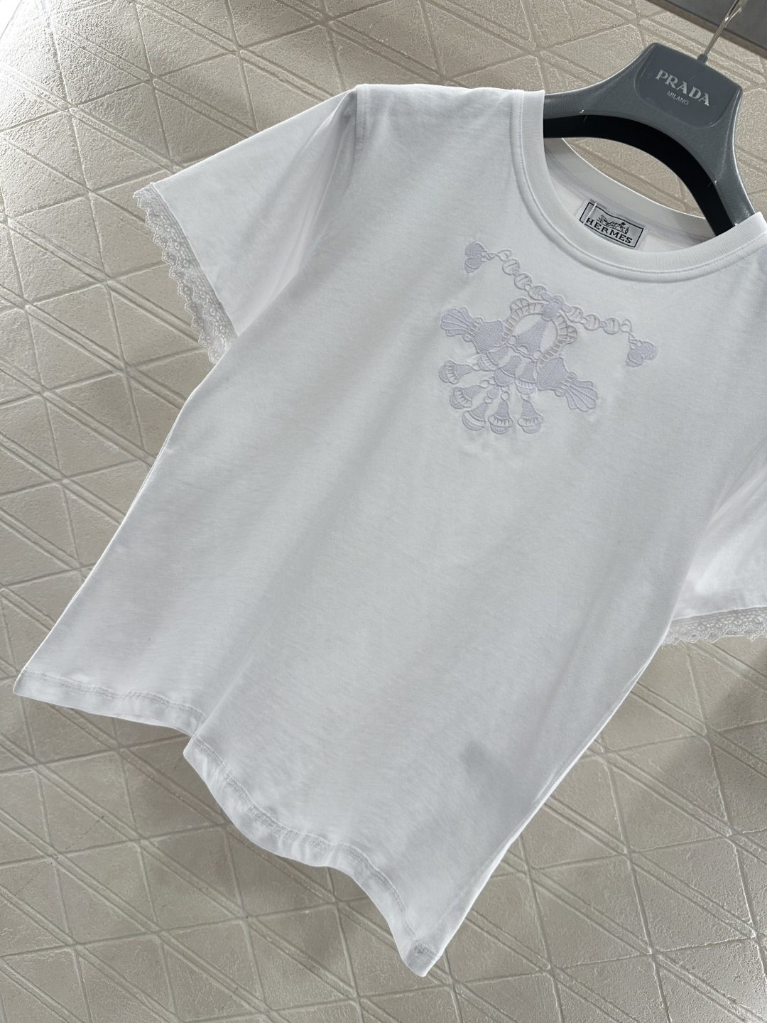 ♥Herme*♥2026新品上架 镂空刺绣徽标𝑇𝑒𝑒定制YB原生全棉材质，透气舒适，质感十足，小款T恤裁