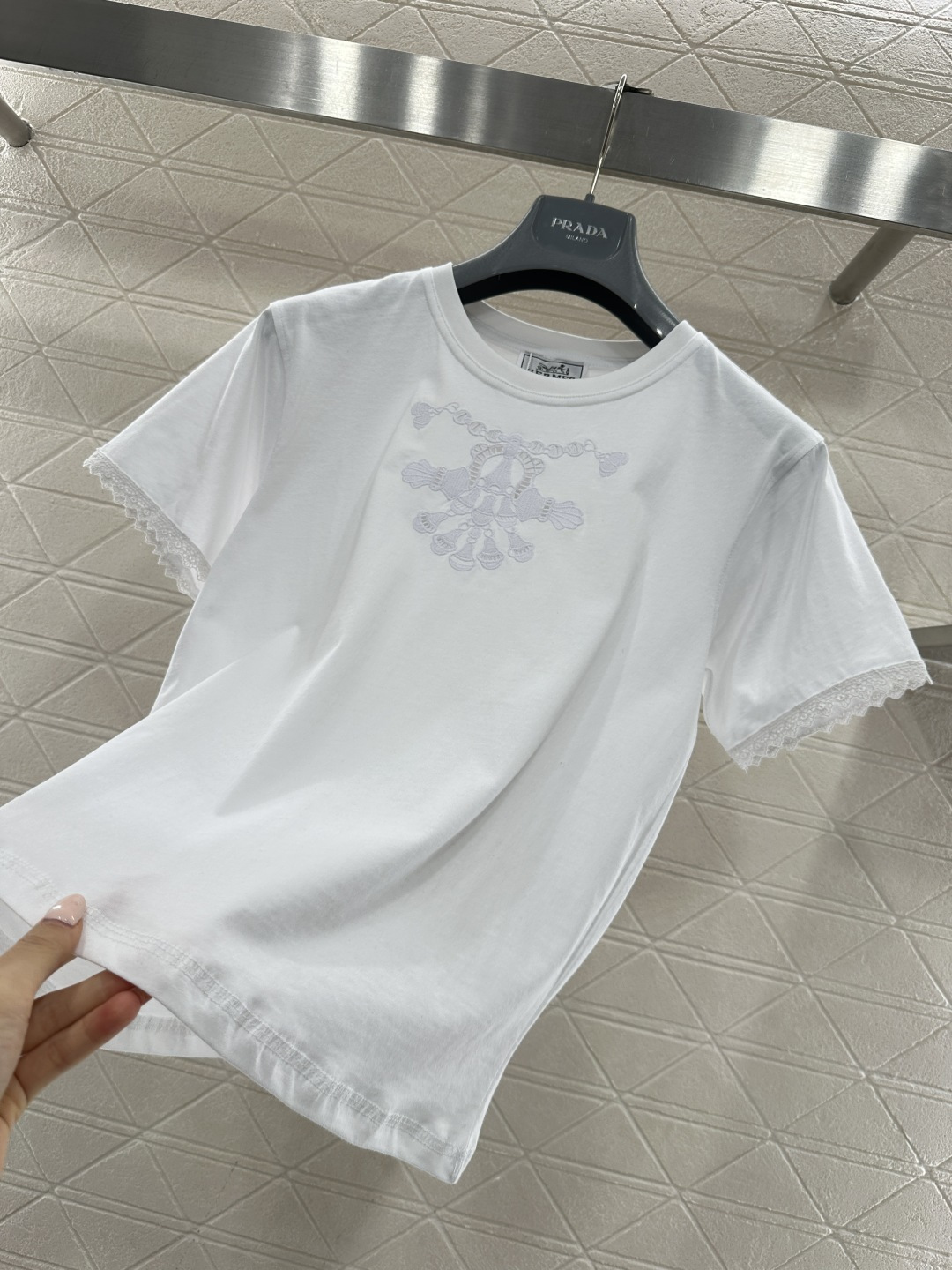 ♥Herme*♥2026新品上架 镂空刺绣徽标𝑇𝑒𝑒定制YB原生全棉材质，透气舒适，质感十足，小款T恤裁