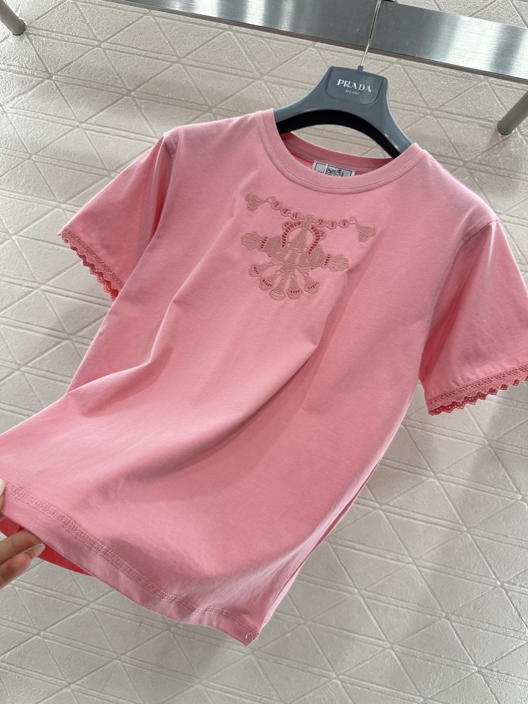 ♥Herme*♥2026新品上架 镂空刺绣徽标𝑇𝑒𝑒定制YB原生全棉材质，透气舒适，质感十足，小款T恤裁