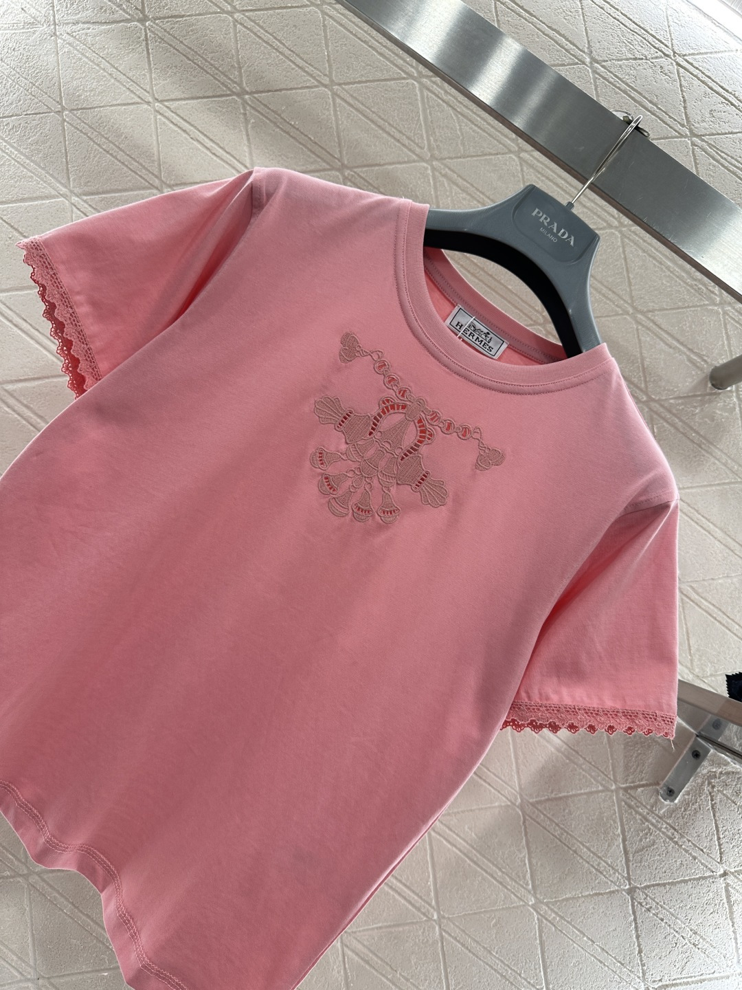 ♥Herme*♥2026新品上架 镂空刺绣徽标𝑇𝑒𝑒定制YB原生全棉材质，透气舒适，质感十足，小款T恤裁