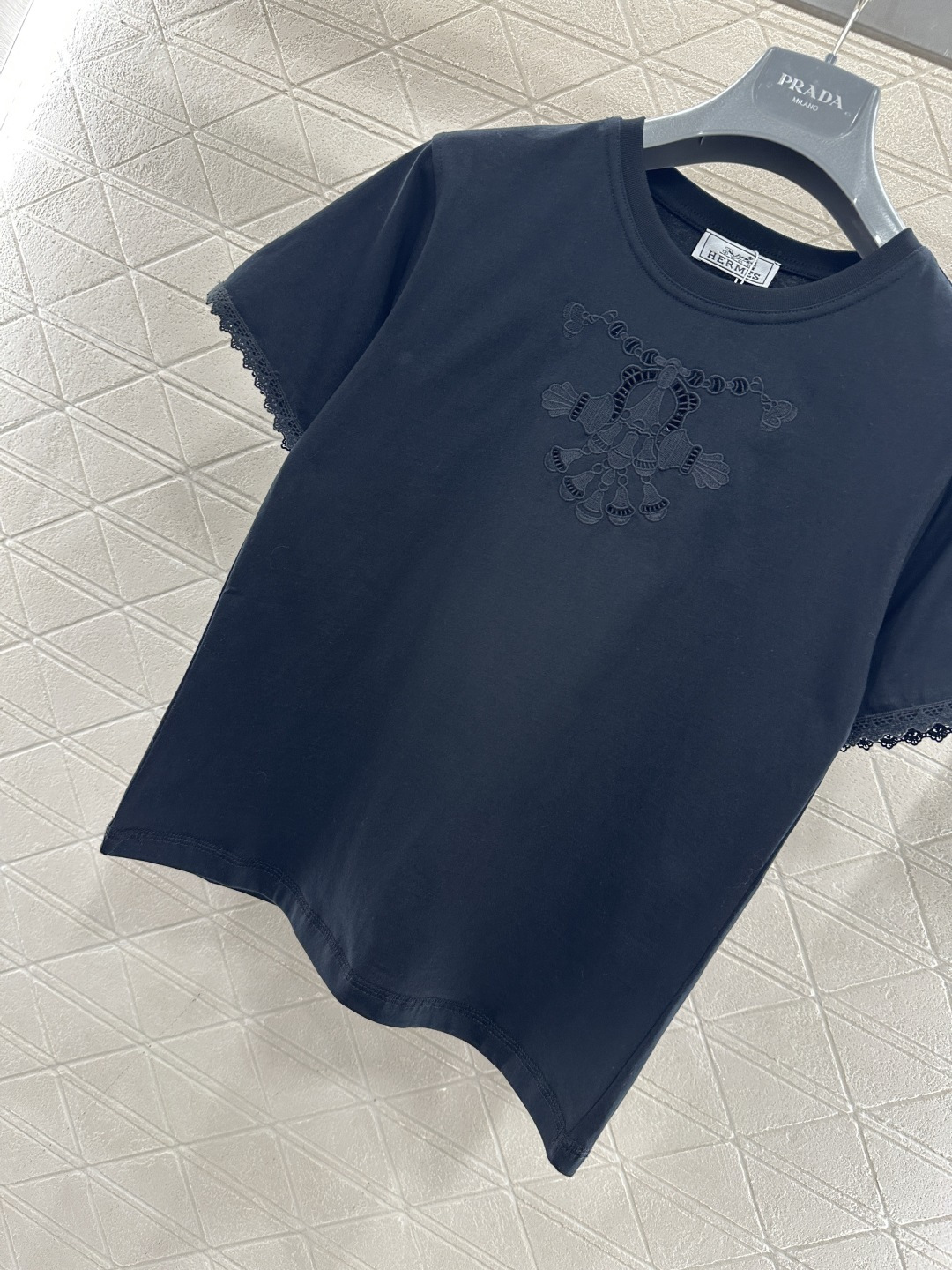♥Herme*♥2026新品上架 镂空刺绣徽标𝑇𝑒𝑒定制YB原生全棉材质，透气舒适，质感十足，小款T恤裁