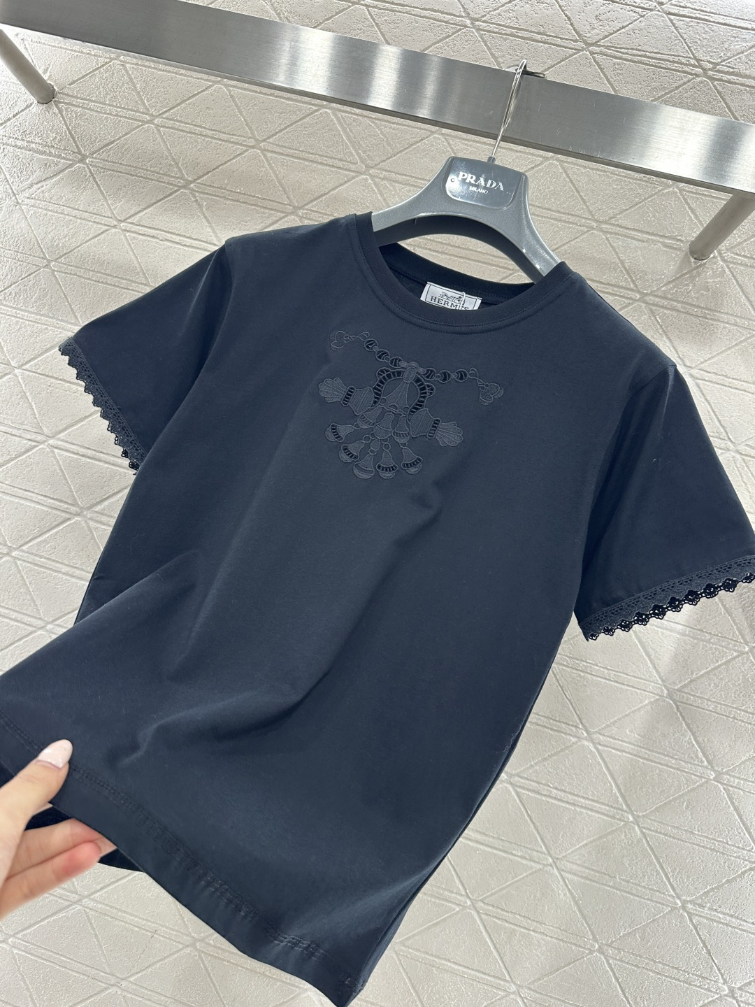 ♥Herme*♥2026新品上架 镂空刺绣徽标𝑇𝑒𝑒定制YB原生全棉材质，透气舒适，质感十足，小款T恤裁